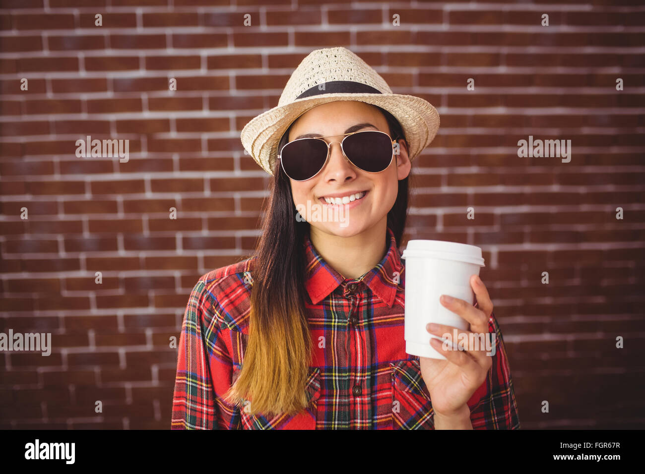 Bella hipster con caffè usa e getta Foto Stock