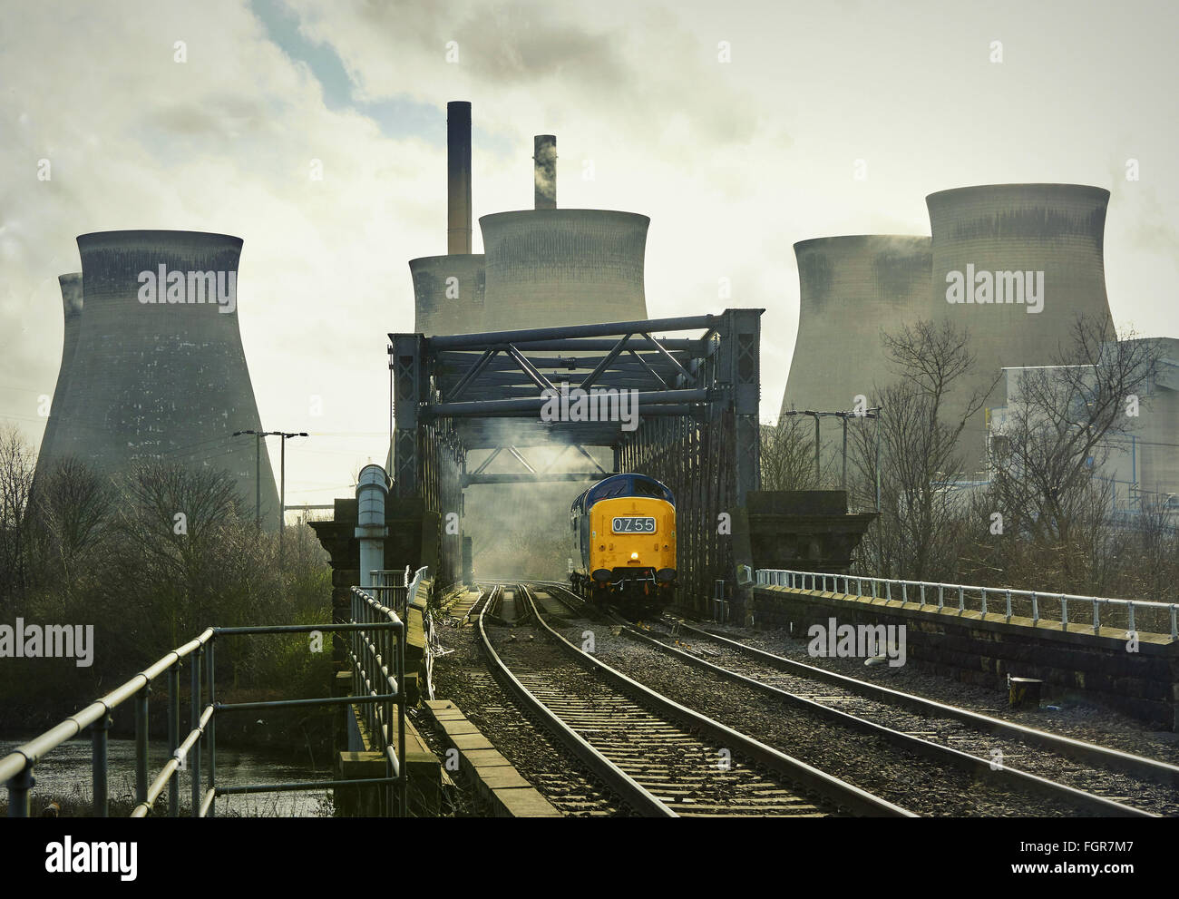 Un Deltic locomotiva diesel (55009, "Alycidon') è visto attraversare il fiume Aire a Ferrybridge. Foto Stock