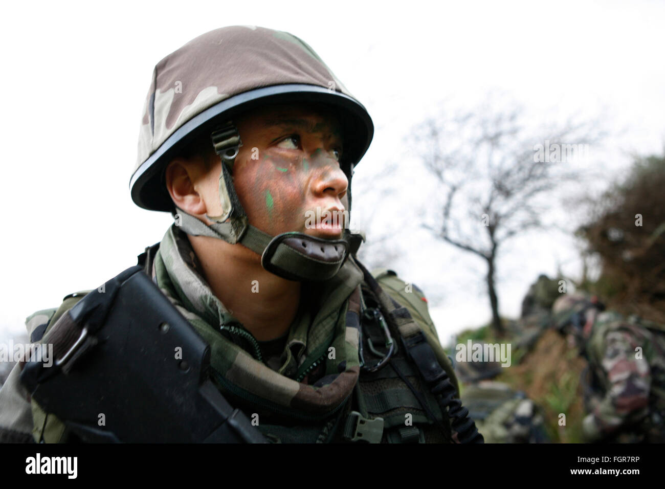 Membri della Legione Straniera francese prendere parte a un assalto di formazione su un aeroporto. Il secondo battaglione della Legione Straniera, Nimes Fran Foto Stock