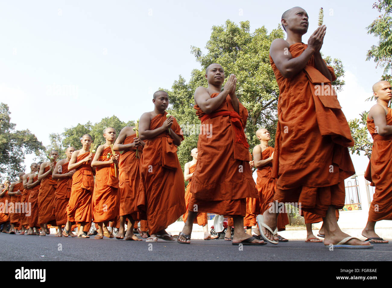 Phnom Penh Cambogia. Il 22 febbraio, 2016. I monaci buddisti marzo per osservare il Meak Bochea's Day in Phnom Penh Cambogia, 22 febbraio, 2016. Cambogia contrassegnato lunedì il Meak Bochea's Day, il giorno Signore Buddha ha annunciato il suo passare lontano. Credito: Sovannara/Xinhua/Alamy Live News Foto Stock