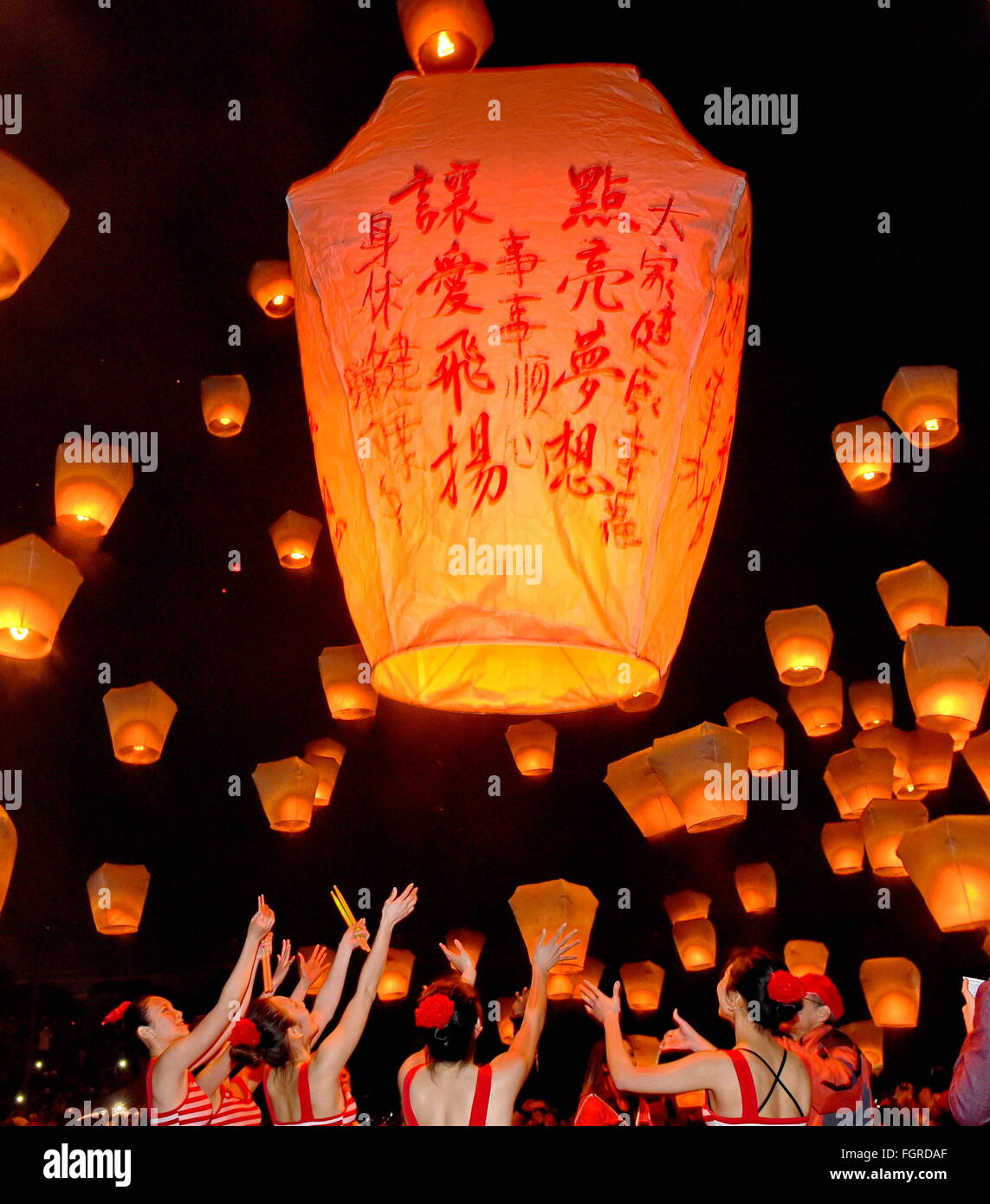 Taipei, Taiwan. Il 22 febbraio, 2016. Persone serie sky lanterne in aria in  Pingxi, Nuova Citta' di Taipei di sud-est della Cina di Taiwan, 22  febbraio, 2016. In totale 1.600 lanterne del