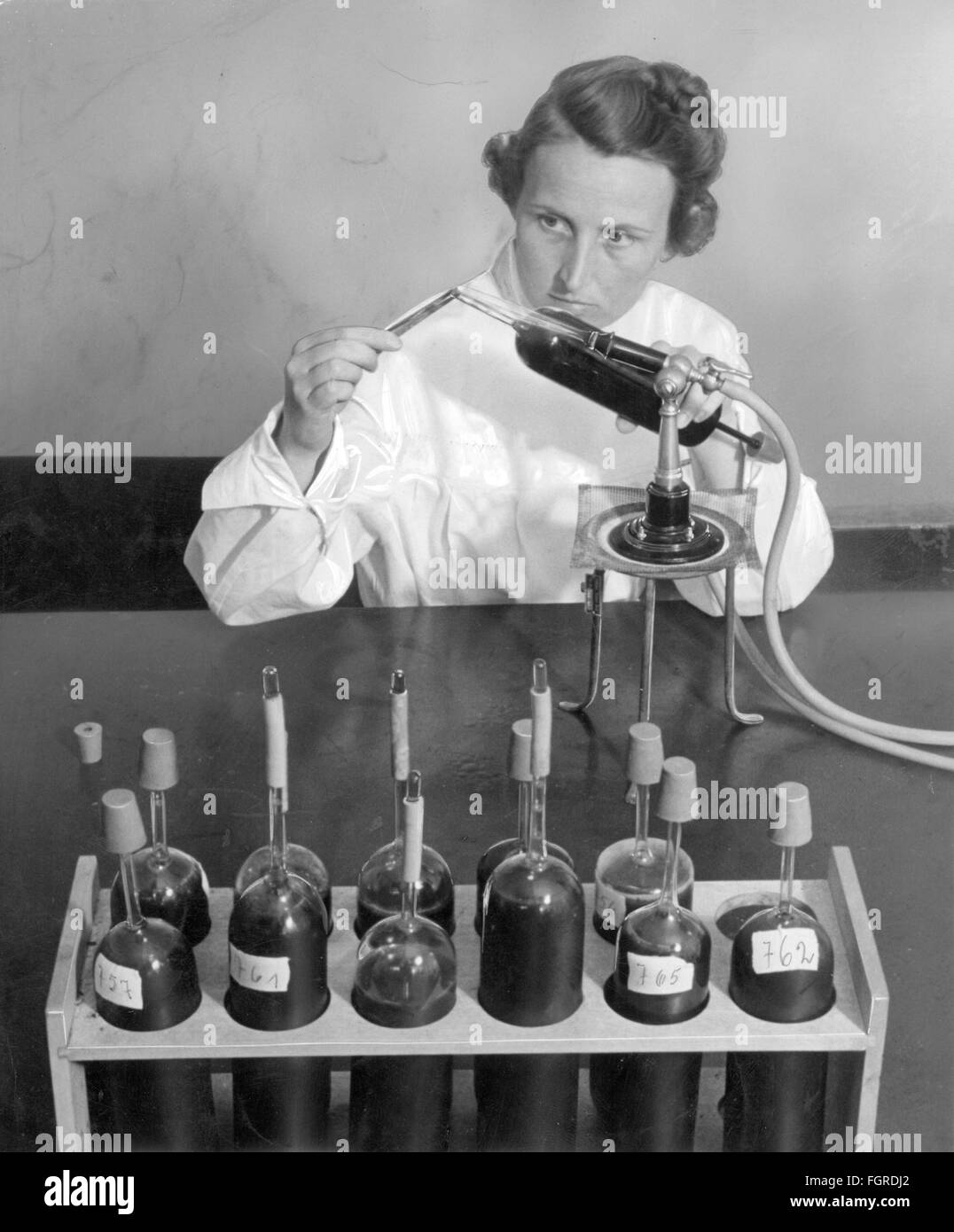 Fiale di chiusura per medicina, laboratorio, assistenze di laboratorio per trasfusioni di sangue, 1940, diritti aggiuntivi-clearance-non disponibili Foto Stock