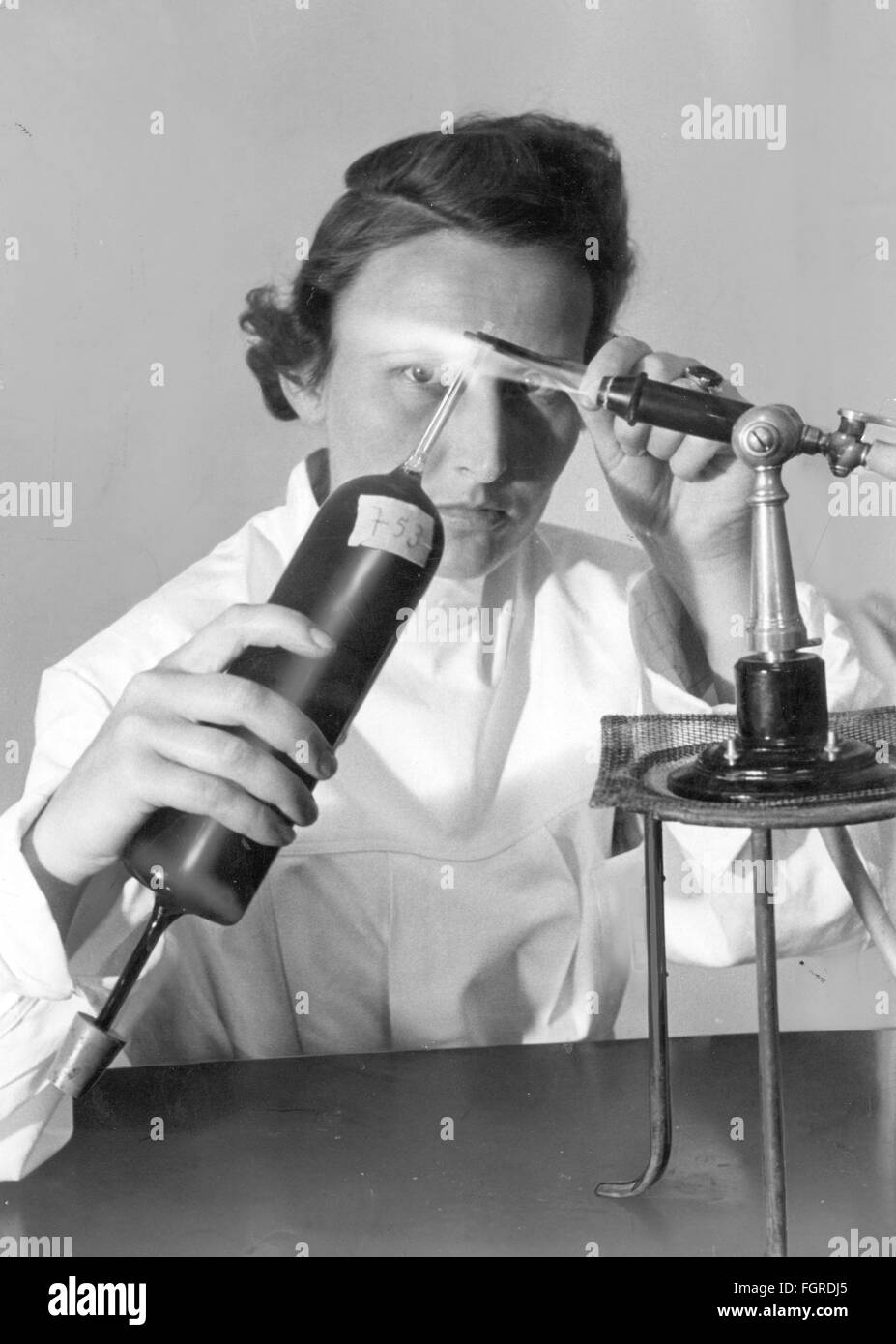 Fiale di chiusura per medicina, laboratorio, assistenze di laboratorio per trasfusioni di sangue, 1940, diritti aggiuntivi-clearance-non disponibili Foto Stock
