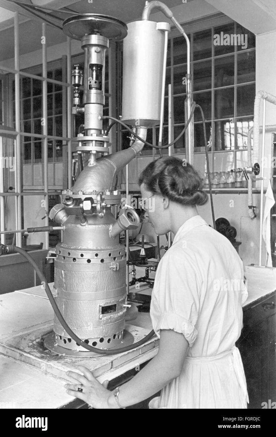 Medicina, laboratorio, assistenza di laboratorio con attrezzature da laboratorio, circa 1940, diritti aggiuntivi-clearance-non disponibile Foto Stock