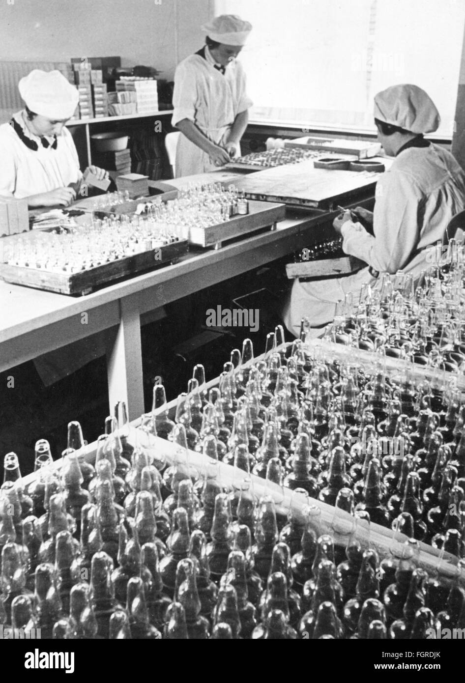Medicina, laboratorio, assistenti di laboratorio che impaccano siero di sangue che è stato guadagnato da cavalli, 1940, Additional-Rights-Clearences-non disponibile Foto Stock