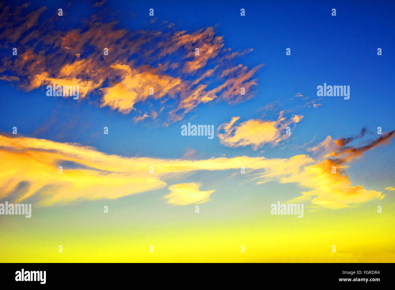 Cielo blu rosso tramonto cloud Tyneside Foto Stock