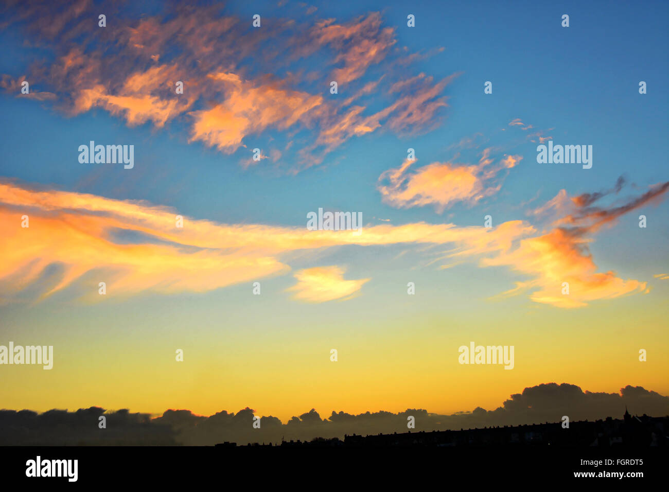 Tramonto sul piccolo villaggio e chiesa Tyneside Foto Stock