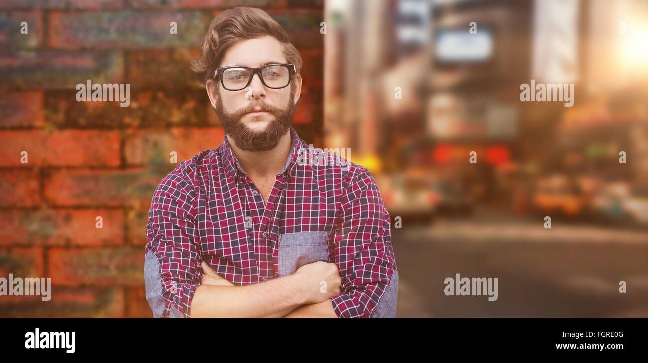 Immagine composita di fiduciosa hipster indossando occhiali con le braccia incrociate Foto Stock