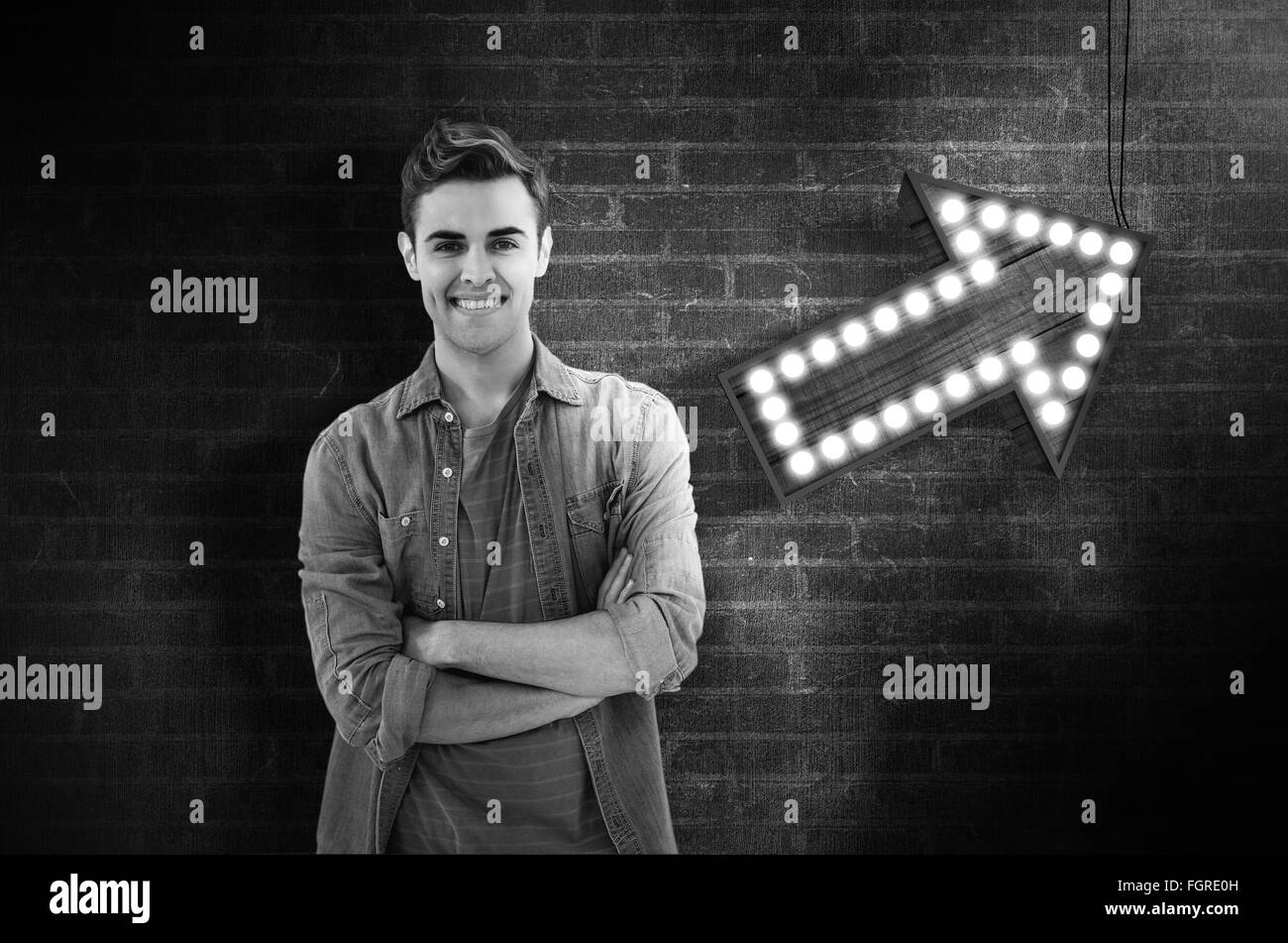 Immagine composita della sorridente imprenditore creativo dalla sua scrivania Foto Stock