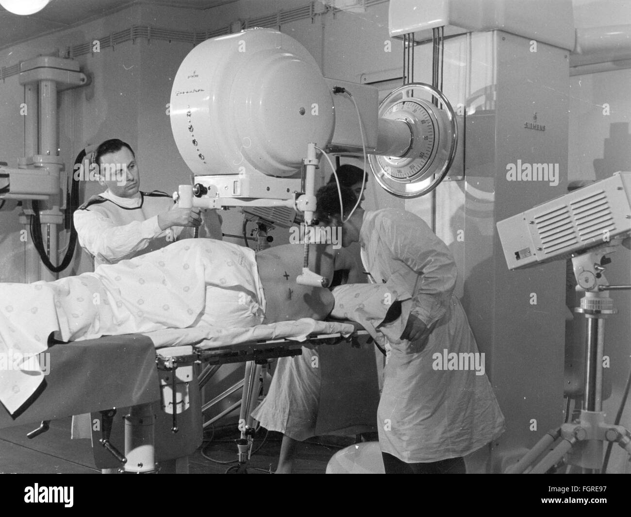 Medicina, irradiazione / raggi X / misurazione, preparazione di un trattamento con il "Gammatron" di Siemens, anni 50, Additional-Rights-Clearences-Not Available Foto Stock