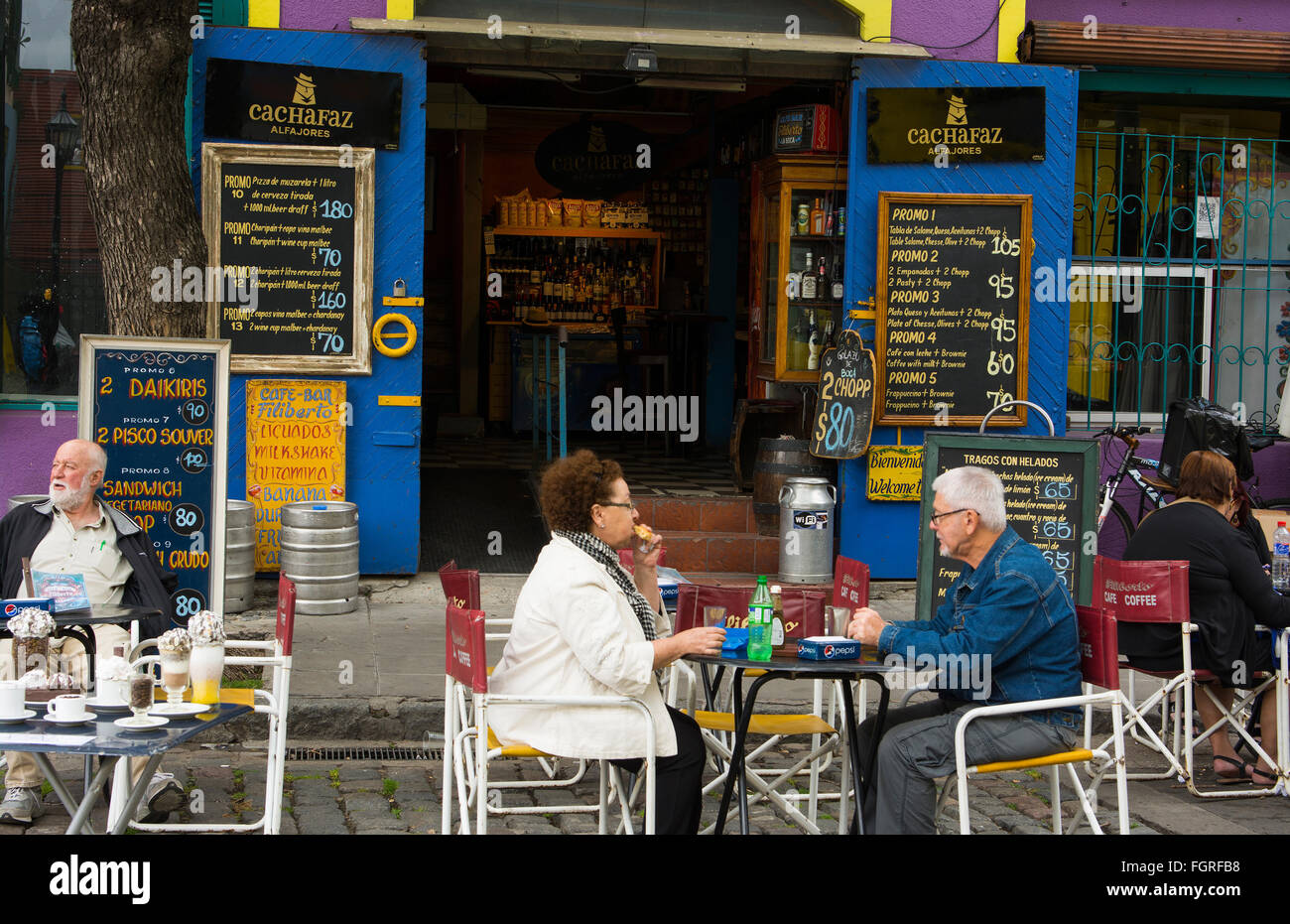 Buenos Aires Argentina La Boca colorato ristorante con coppia di anziani avente drink presso la caffetteria Foto Stock