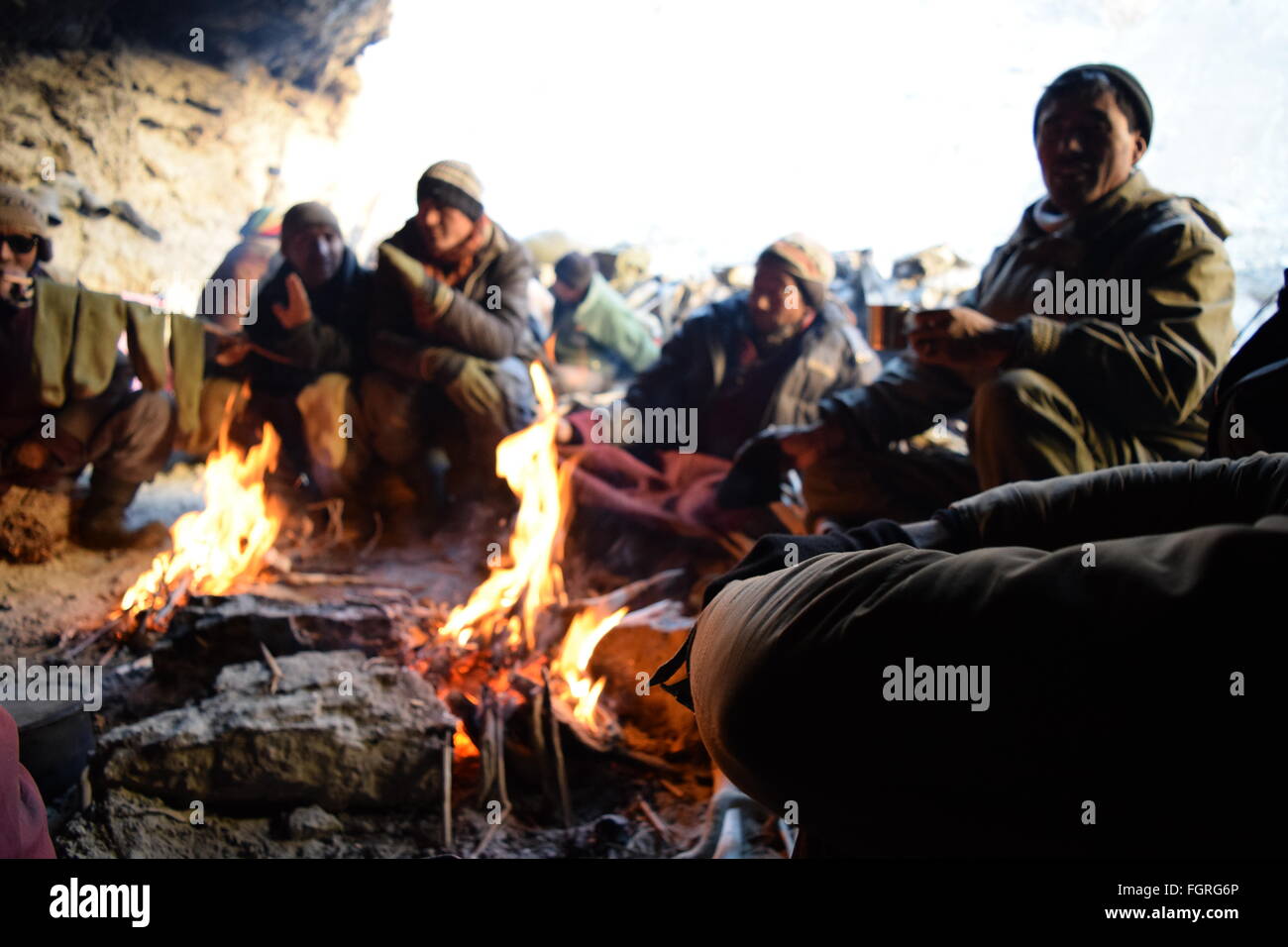 Facchini rilassante, bere il tè, spettegolare Foto Stock