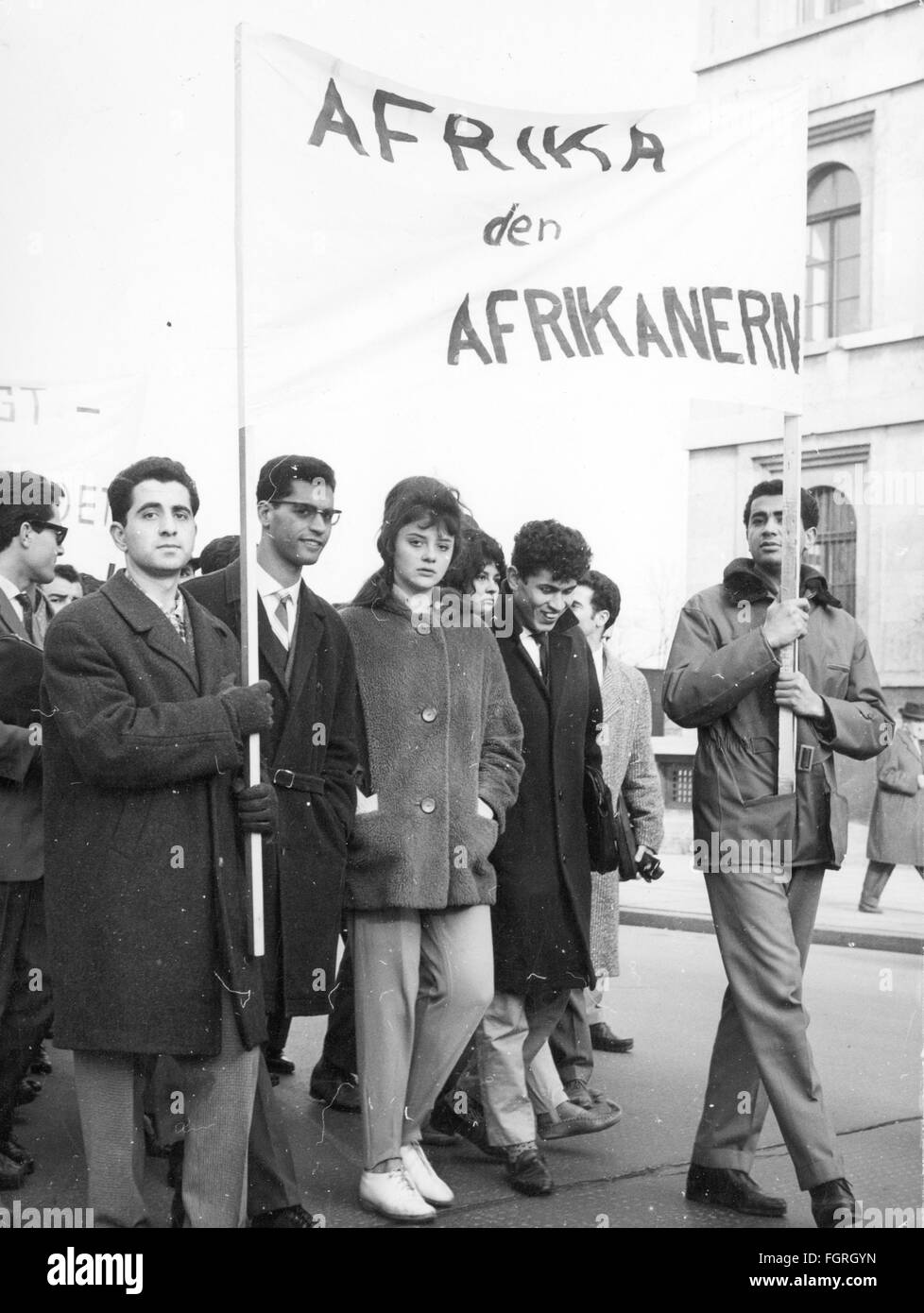 Politica, dimostrazioni, Germania, dimostrazione di studenti africani, Monaco, 1967, banner 'Africa per africani', diritti aggiuntivi-clearences-non disponibile Foto Stock