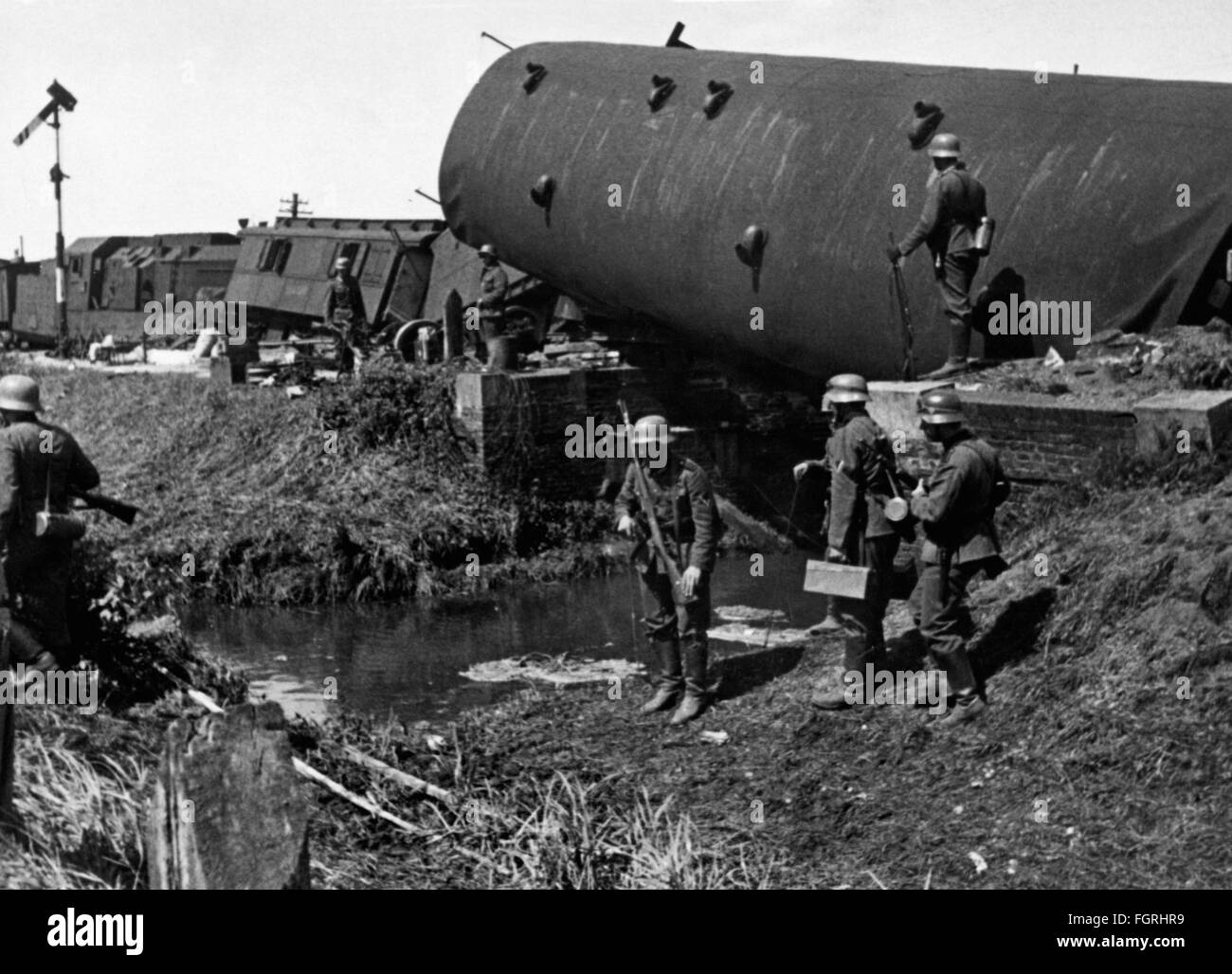 Seconda guerra mondiale / seconda guerra mondiale, ingegneri tedeschi di ferrovie militari al lavoro su un treno deragliato, probabilmente Russia 1941, diritti aggiuntivi-clearences-non disponibile Foto Stock