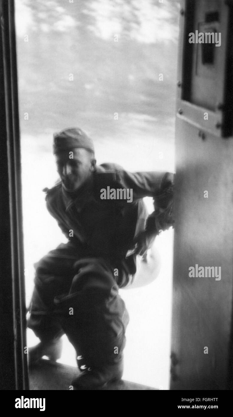 Seconda guerra mondiale / seconda guerra mondiale, soldato dei tecnici ferroviari militari tedeschi sollevandosi durante il giro in treno, probabilmente Russia, circa 1942, Additional-Rights-Clearences-non disponibile Foto Stock