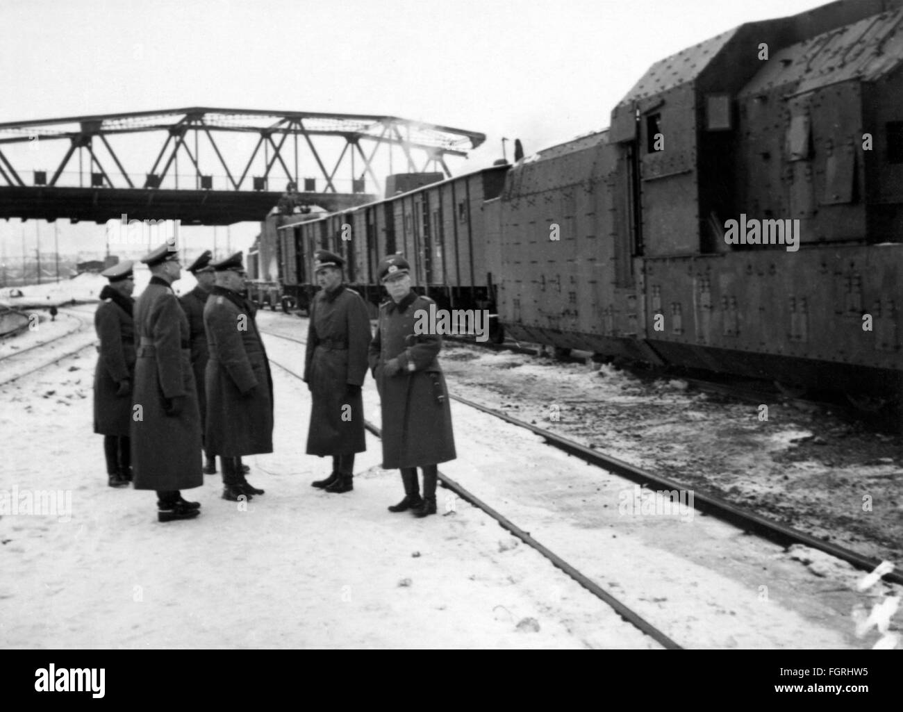 Seconda guerra mondiale / seconda guerra mondiale, treno tedesco amored in una stazione ferroviaria, locomotiva serie 57, probabilmente Russia, fine 1941, truppe ferroviarie, ferroviarie, ferroviarie, ferroviarie, Wehrmacht, forze armate, esercito, eserciti, Unione Sovietica, Unione delle Repubbliche Socialiste sovietiche, Germania, Reich tedesco, terzo Reich, persone, soldati, 1940, 40, 20° secolo, Seconda, seconda, guerra mondiale, guerre mondiali, stazione ferroviaria, stazione ferroviaria, stazione ferroviaria, stazione ferroviaria, stazioni ferroviarie, stazioni ferroviarie, stazioni ferroviarie, locomotiva, loco, storico, storico, diritti aggiuntivi-clearences-non disponibili Foto Stock