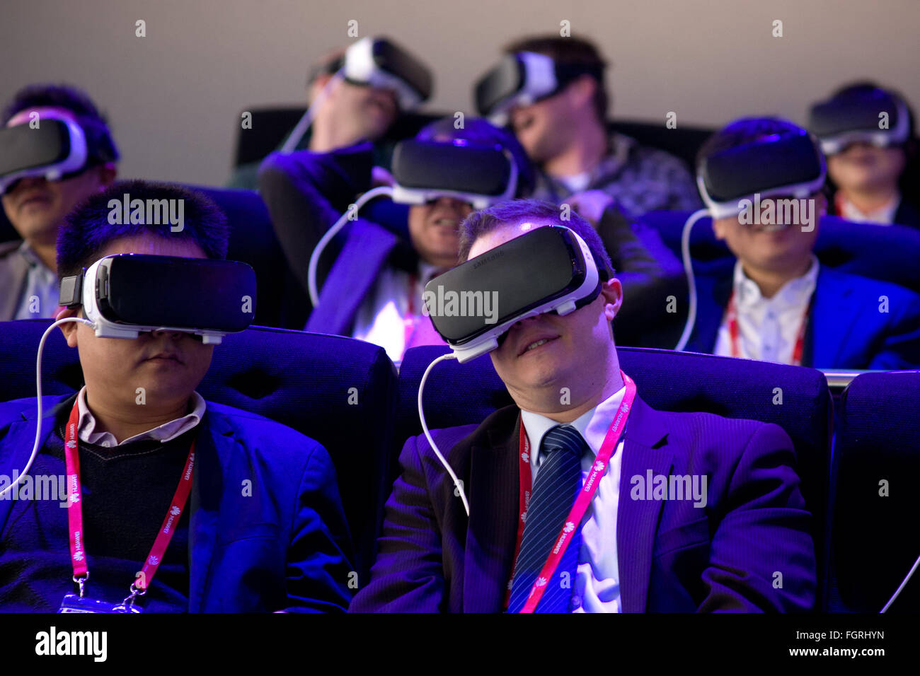 Barcellona, in Catalogna, Spagna. Il 22 febbraio, 2016. Visitatori provare il nuovo 'occhio VR' dispositivo virtuale presso il Samsung stand durante il Mobile World Congress di Barcelon. Avviare la MWC, il mondo è più grande fiera del mobile in cui riunisce le principali società di telefonia mobile e in cui gli sviluppi più recenti nel settore vengono presentati. © Jordi Boixareu/ZUMA filo/Alamy Live News Foto Stock