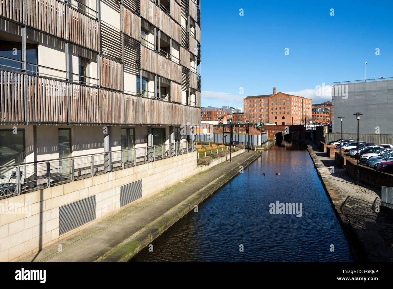 Blocchi di appartamenti dal Rochdale Canal al bacino di Piccadilly, Manchester, Regno Unito. Vantage Quay si trova sulla sinistra appena prima della recinzione. Foto Stock