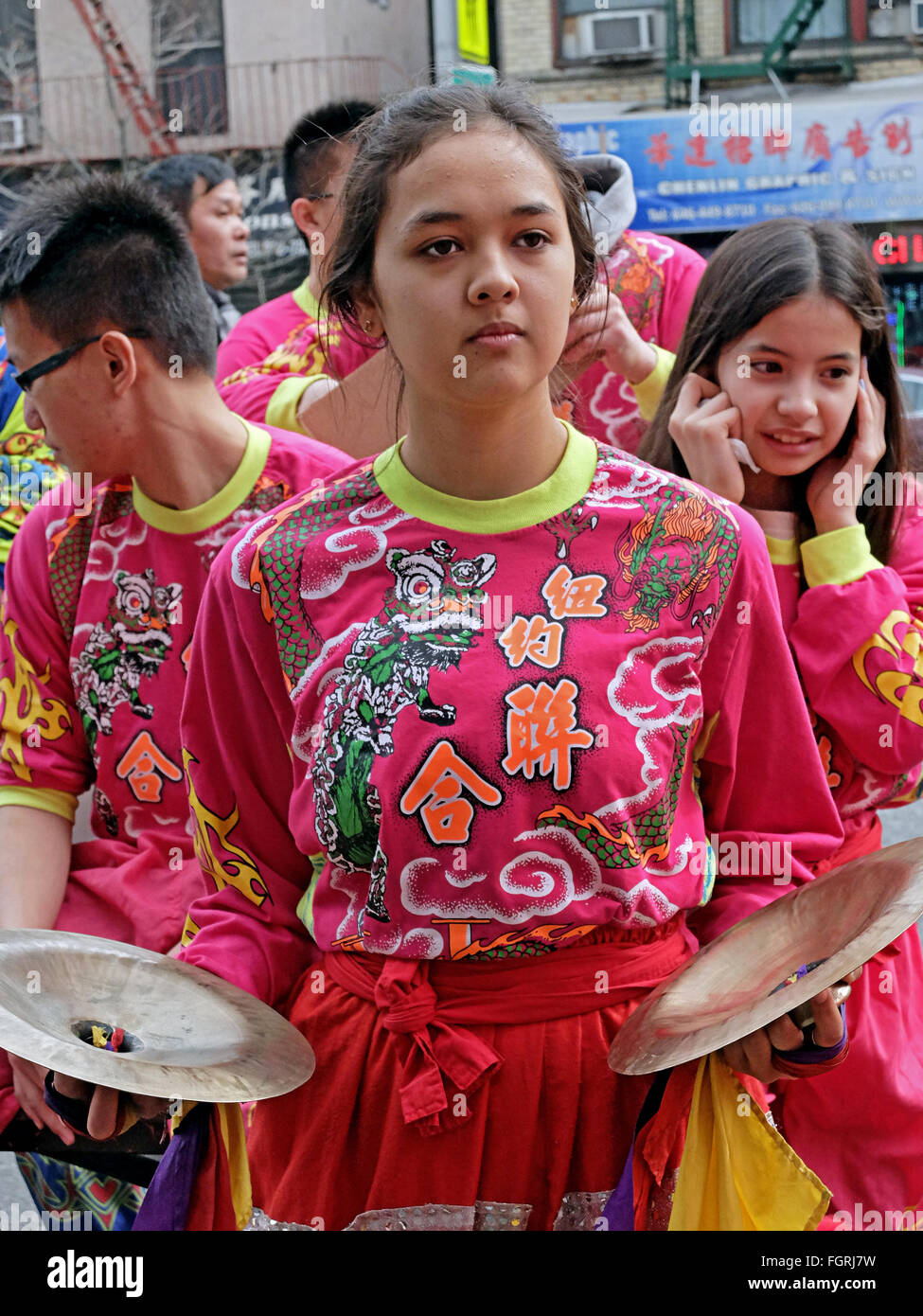 Una ragazza con le sue orecchie durante una rumorosa cinese di nuovo anni sfilano su Allen Street a Chinatown, la parte inferiore di Manhattan, New York City Foto Stock