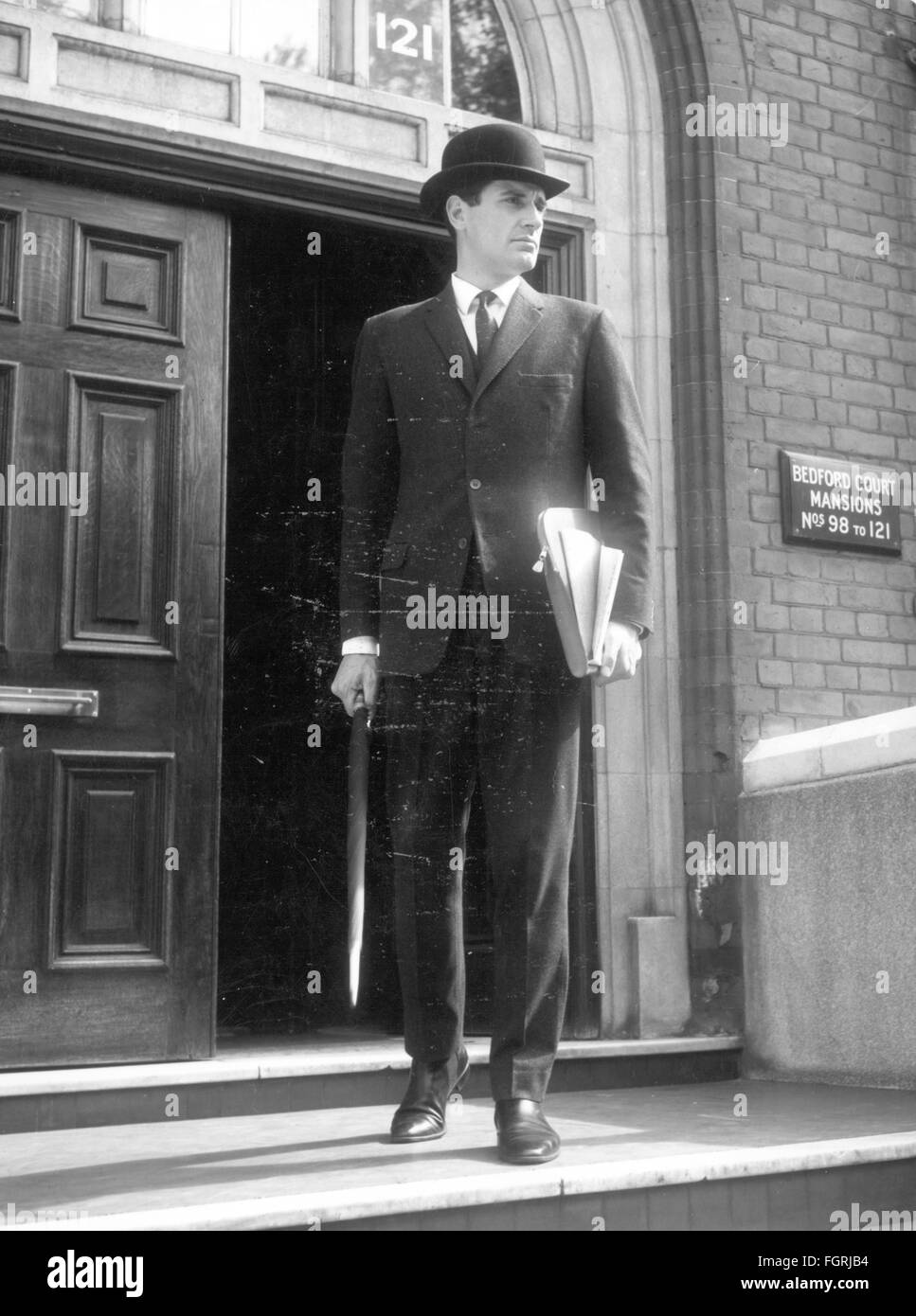 Moda, anni '50, uomo in abito con cappello bowler, Londra, anni '50,  Additional-Rights-Clearences-Not Available Foto stock - Alamy