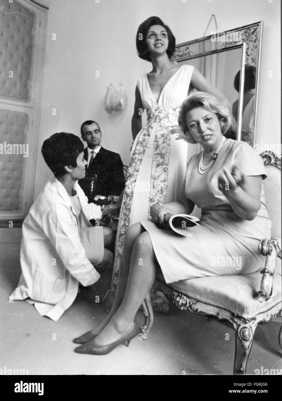 Moda, anni '60, moda serale, giovane donna che prova su un lungo abito da  sera, anni '60, Additional-Rights-Clearences-non disponibile Foto stock -  Alamy