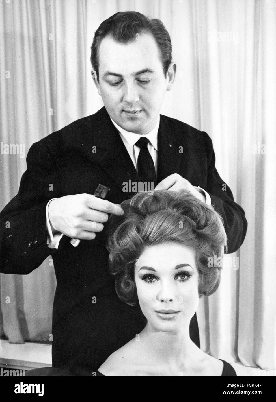Persone, professione, parrucchiere Dieter Haak al lavoro, aprile 1963, diritti aggiuntivi-clearences-non disponibile Foto Stock