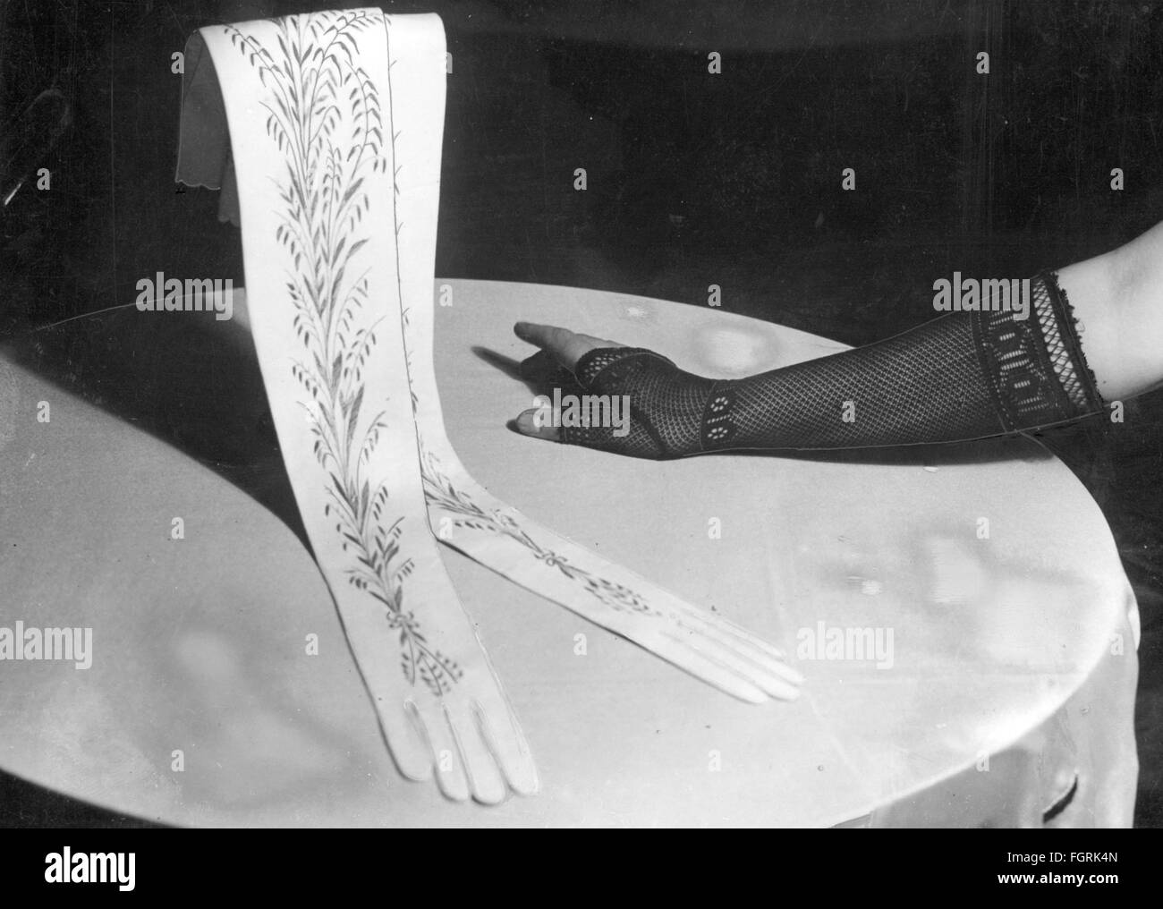 Moda, 19 ° secolo, guanti da sera, 20 ° secolo, 19 ° secolo, moda per Signore, abiti, vestito, abiti, accessori, accessori, guanti da sera, guanti da opera, guanti da opera, oggetto, oggetti, foto, moda per donne, abbigliamento per donna, storico, storico, persone, diritti aggiuntivi-clearences-non disponibile Foto Stock