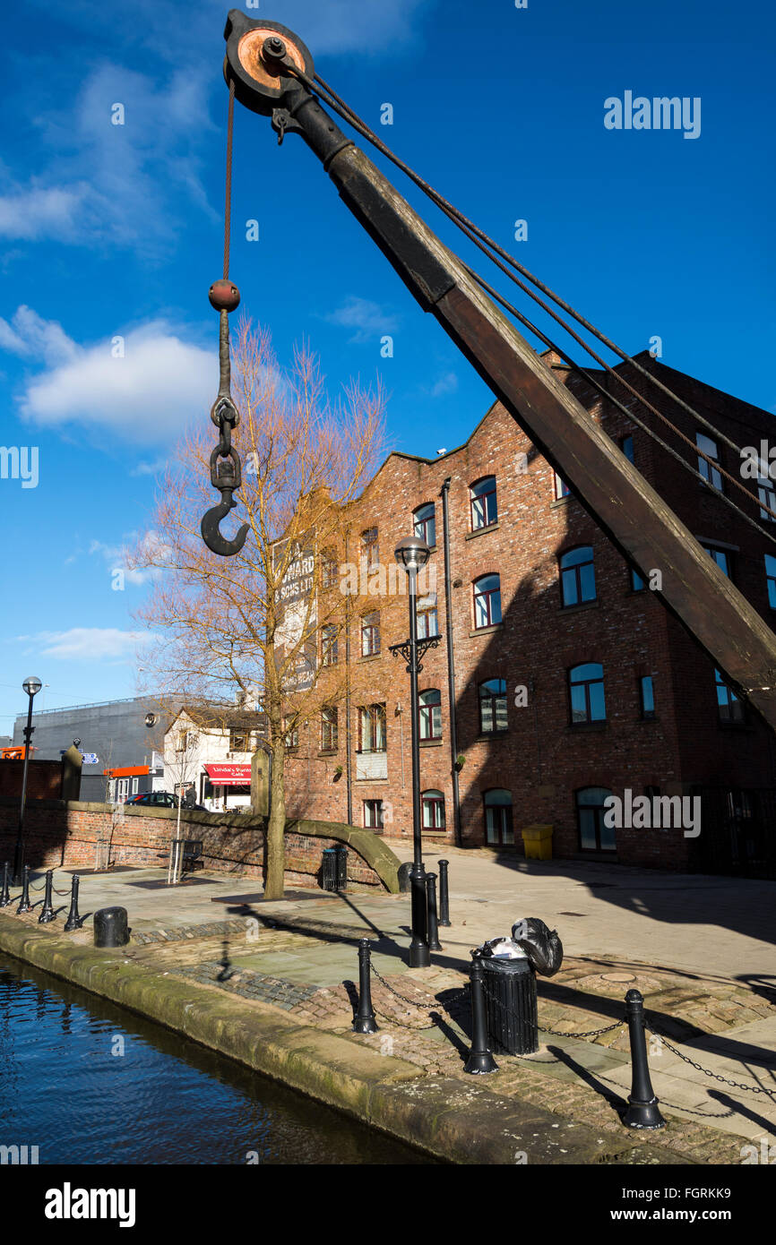 Una gru vintage a Paradise Wharf sulla Ashton Canal vicino al centro della città a Piccadilly, Manchester, Inghilterra, Regno Unito Foto Stock