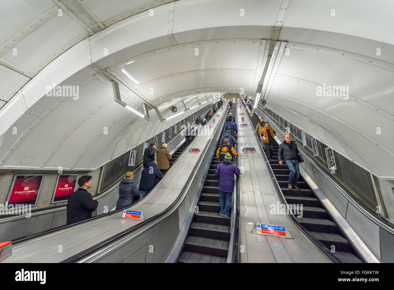 Escalator a Leicester Square la stazione della metropolitana di Londra, Inghilterra, Regno Unito Foto Stock