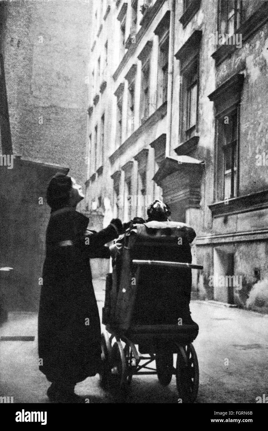 Musica, musicista, macinacaffè femminile che suona in un cortile, Berlino, circa 1900, Additional-Rights-Clearences-non disponibile Foto Stock