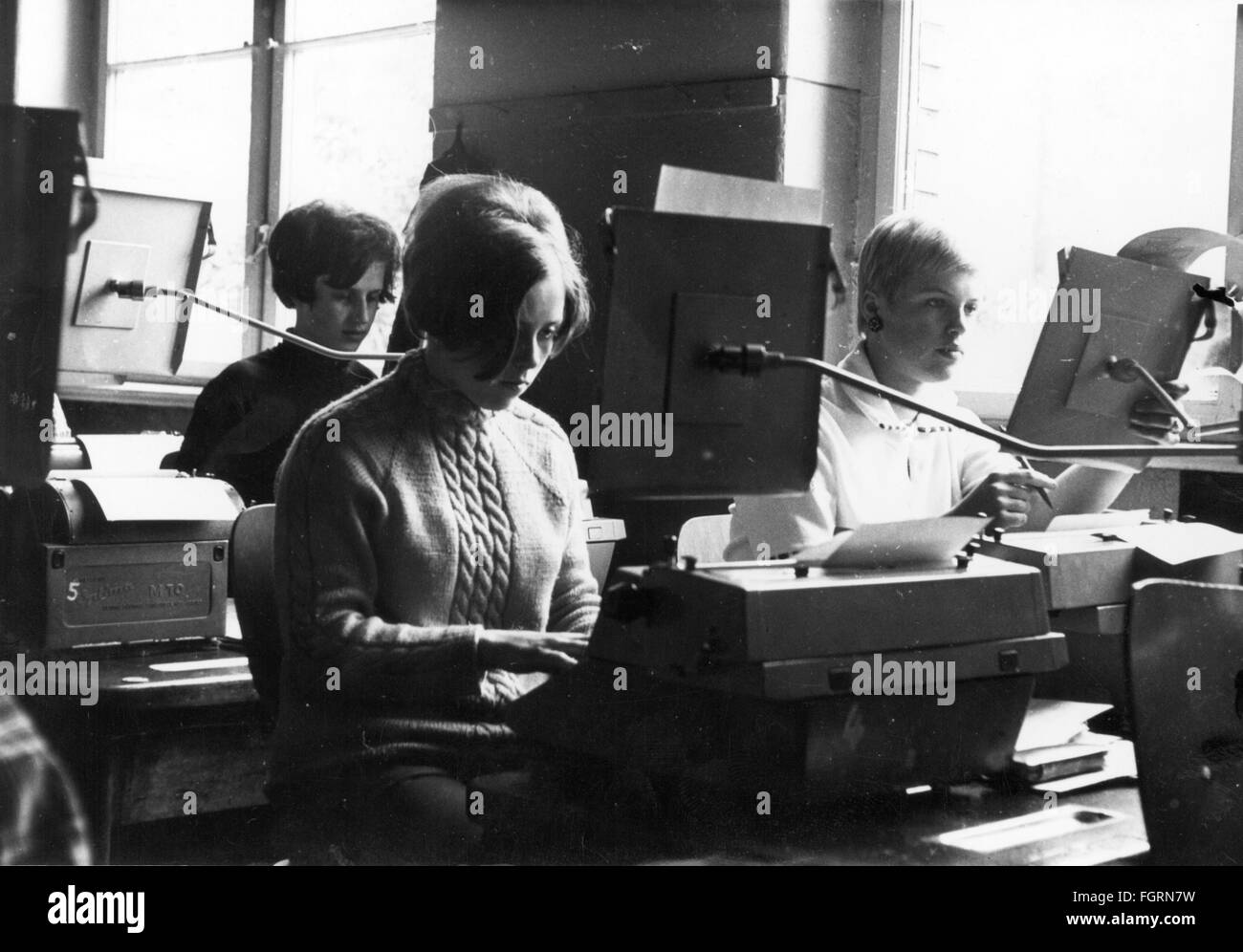 Pedagogia, scuola / lezioni / disciplina, le studentesse alla macchina da scrivere, scuola professionale d'affari, Magdeburgo, anni 60, diritti aggiuntivi-clearences-non disponibile Foto Stock