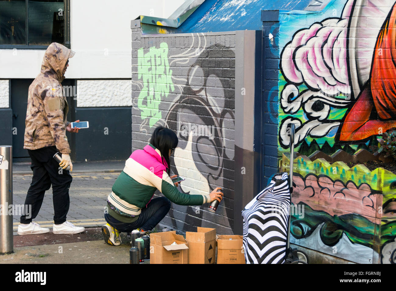 Artisti di strada una pittura murale a Tib Street, Northern Quarter, Manchester, Inghilterra, Regno Unito Foto Stock