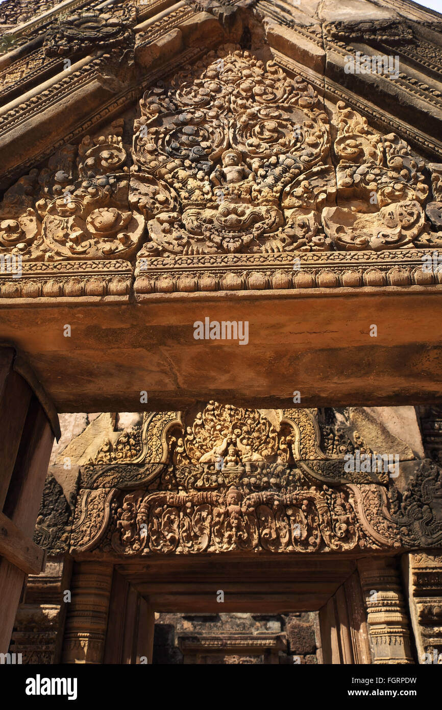 Riccamente scolpiti in pietra ingressi, Banteay Srei (30km ne di siem reap), Cambogia, in Asia. Foto Stock