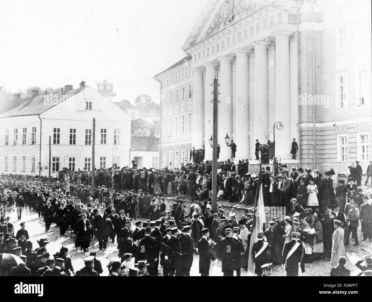 Geografia / viaggio, Estonia, Tartu, edifici, università, edificio principale, costruito da Johann Wilhelm Krause (1757 - 1828), vista esterna, processione, circa 1910, diritti aggiuntivi-clearences-non disponibile Foto Stock