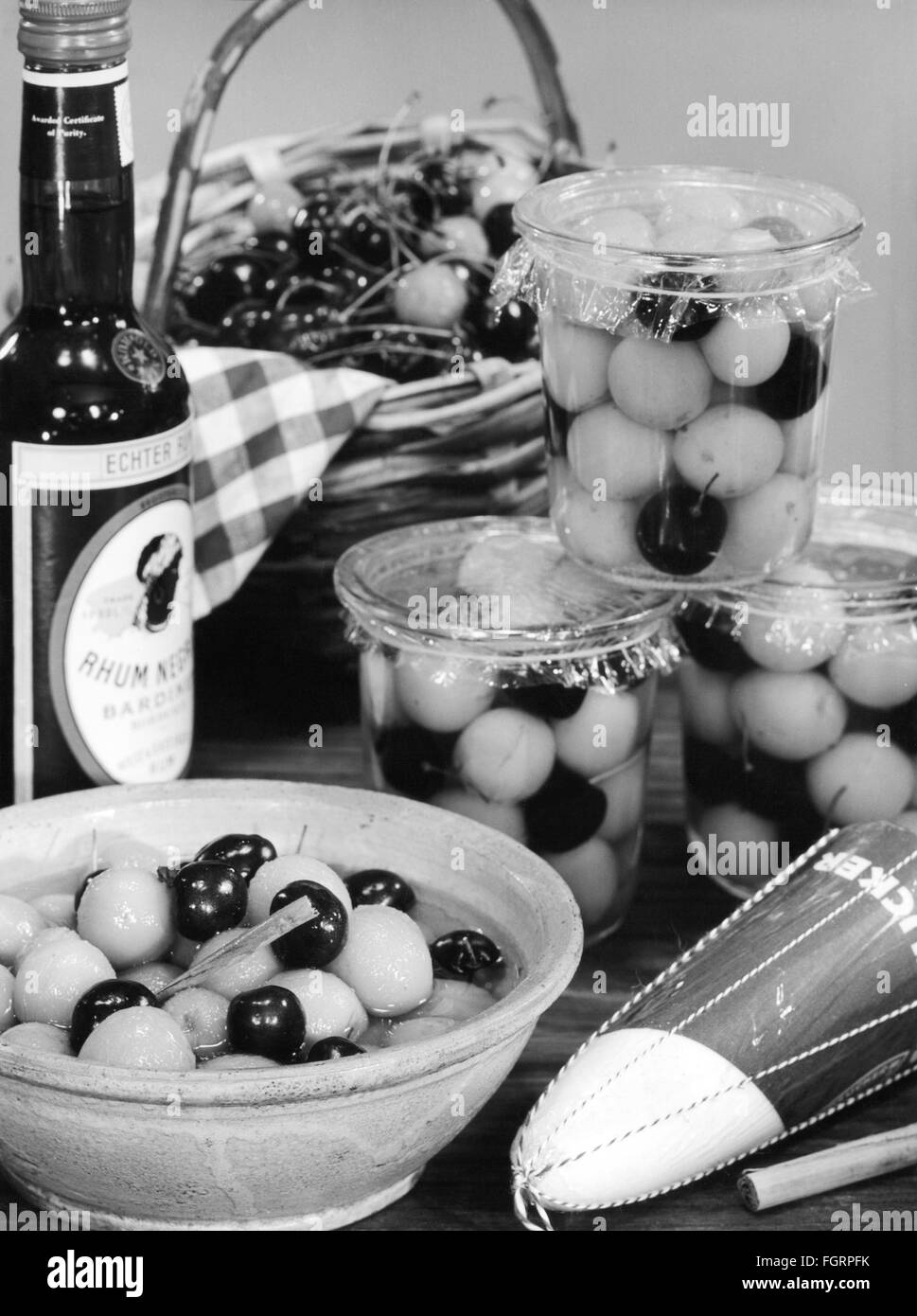 Cibo, frutta, mirabell e ciliegie in vaso nel rum, anni 50, diritti aggiuntivi-clearences-non disponibile Foto Stock