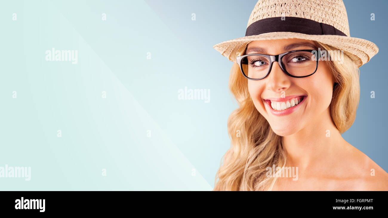 Immagine composita di una splendida bionda hipster sorridente Foto Stock
