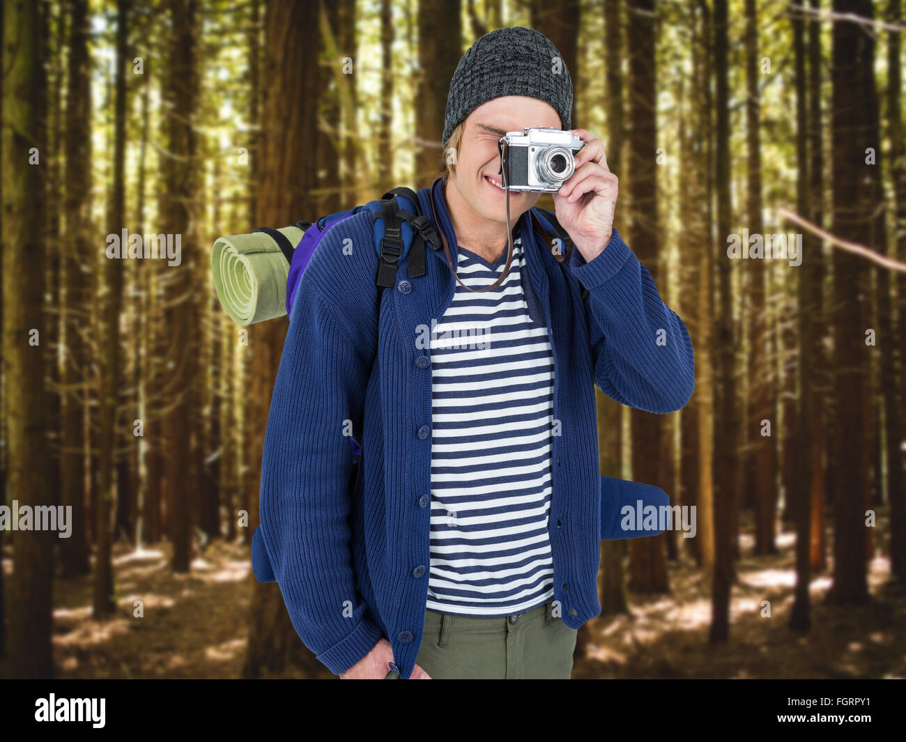 Immagine composita di backpacker hipster scattare foto con una fotocamera retrò Foto Stock