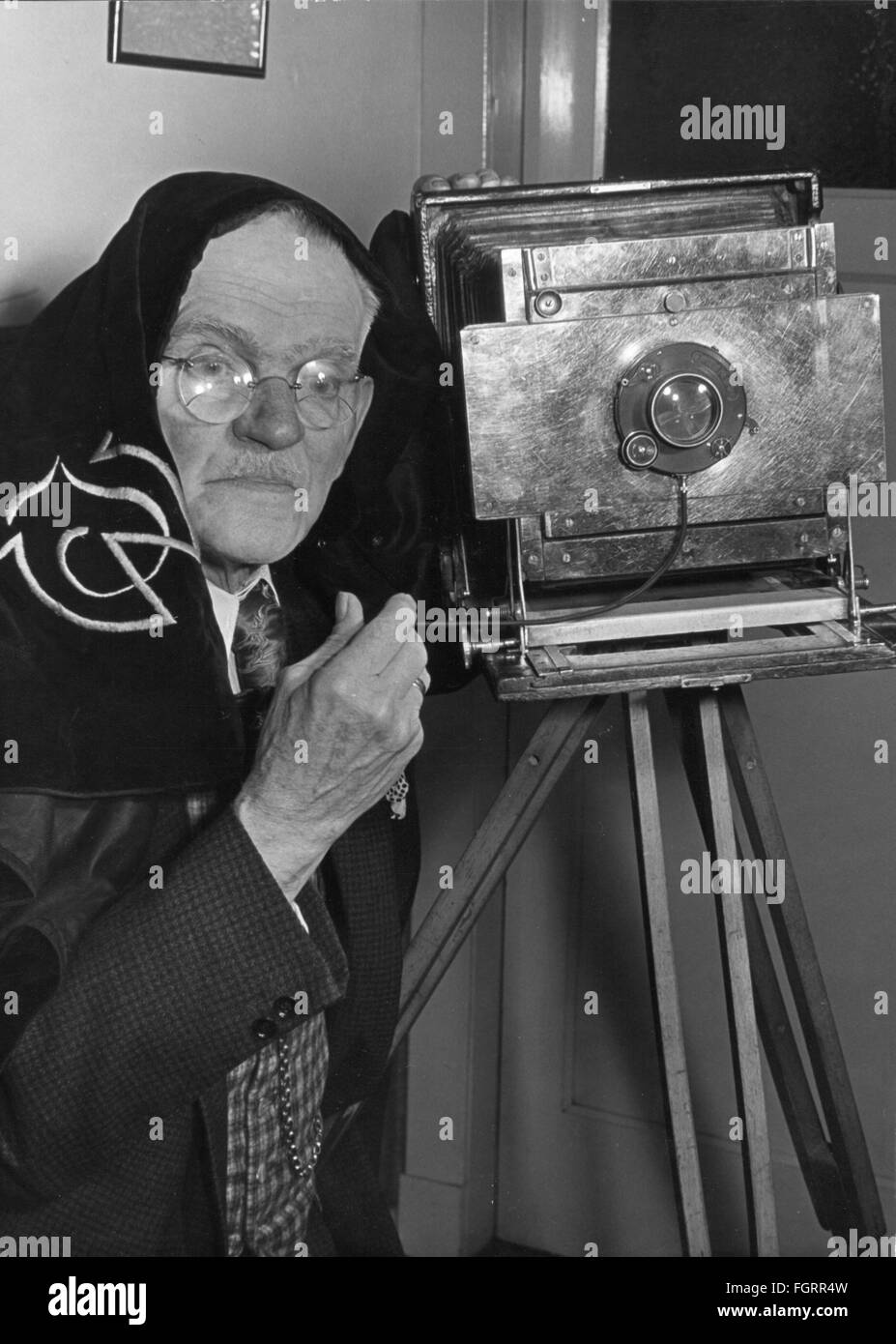 Fotografia, fotografo, Johannes Jacobsen con fotocamera dal 1900 al 1910,  novembre / dicembre 1958, 19 ° secolo, 1950, 50, mezza lunghezza, occhiali,  occhiali, grilletto, trigger, fotocamera a soffietto, scattare una foto,  scattare
