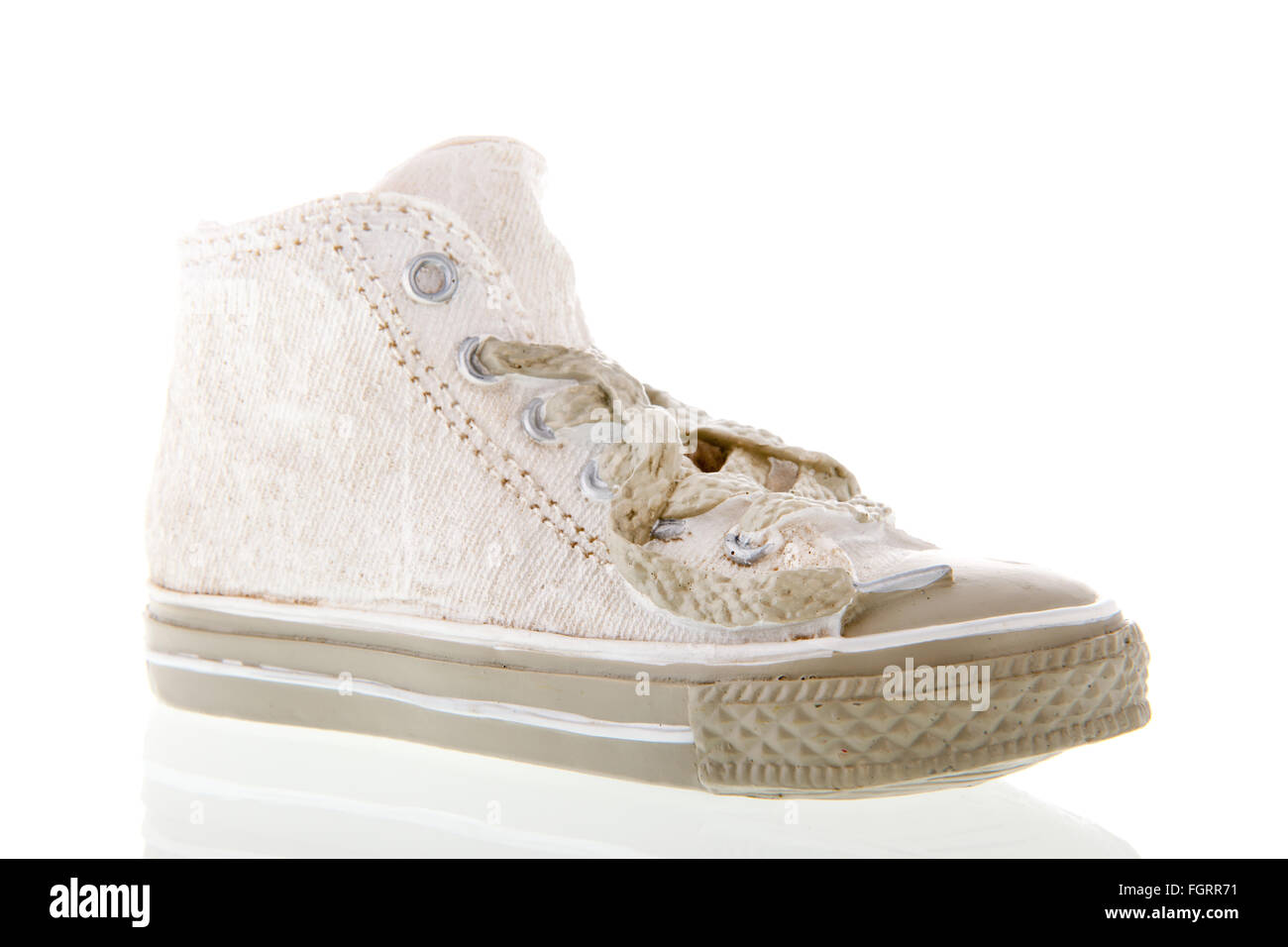 White sneaker isolate su sfondo bianco Foto Stock