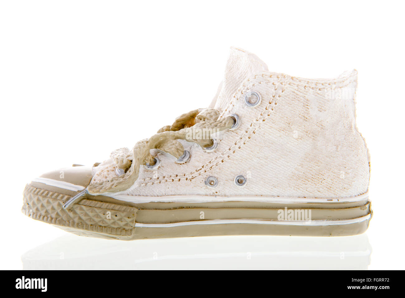 White sneaker isolate su sfondo bianco Foto Stock