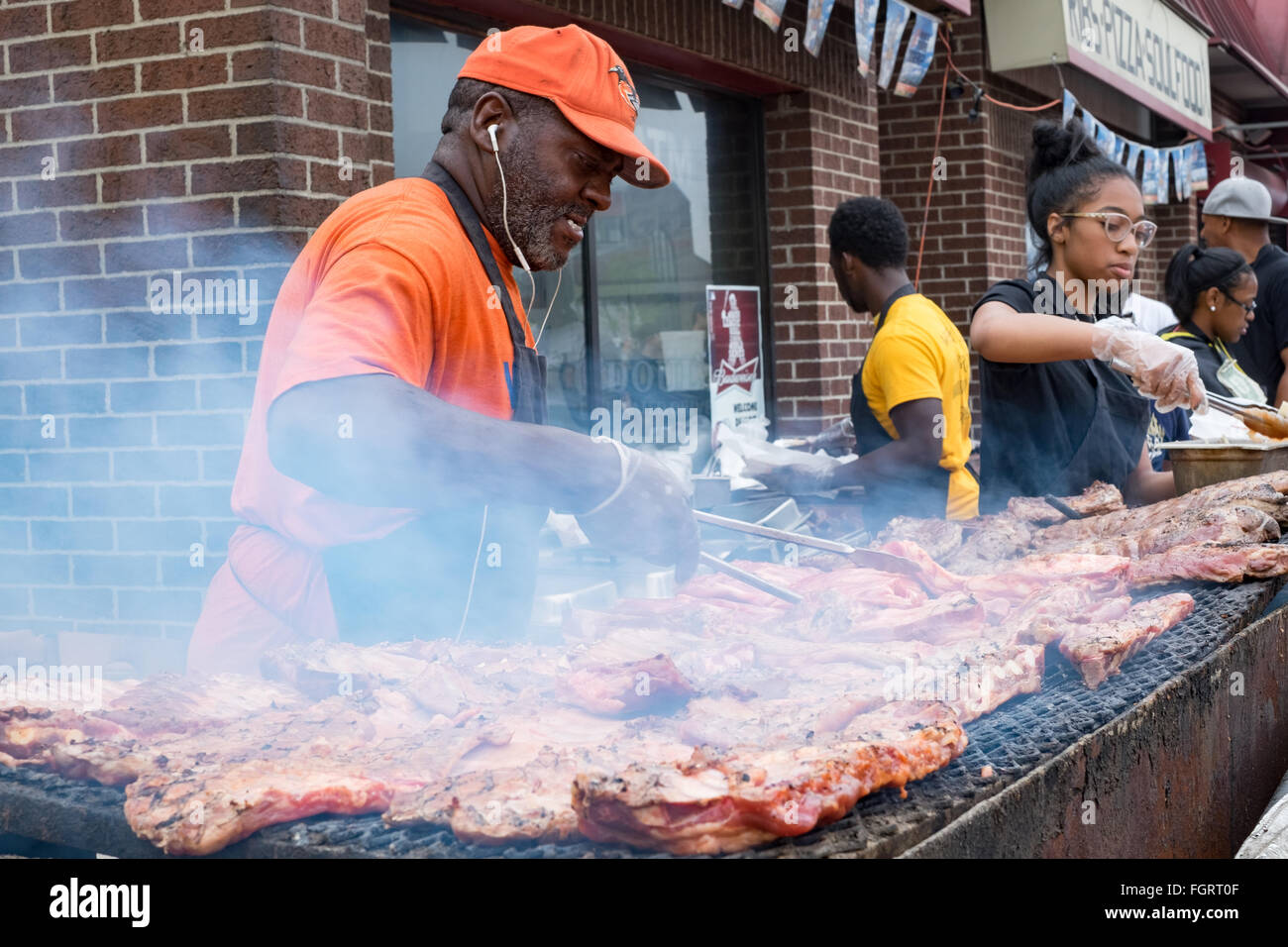 Uomo di carne alla brace a Detroit il Mercato Orientale Foto Stock