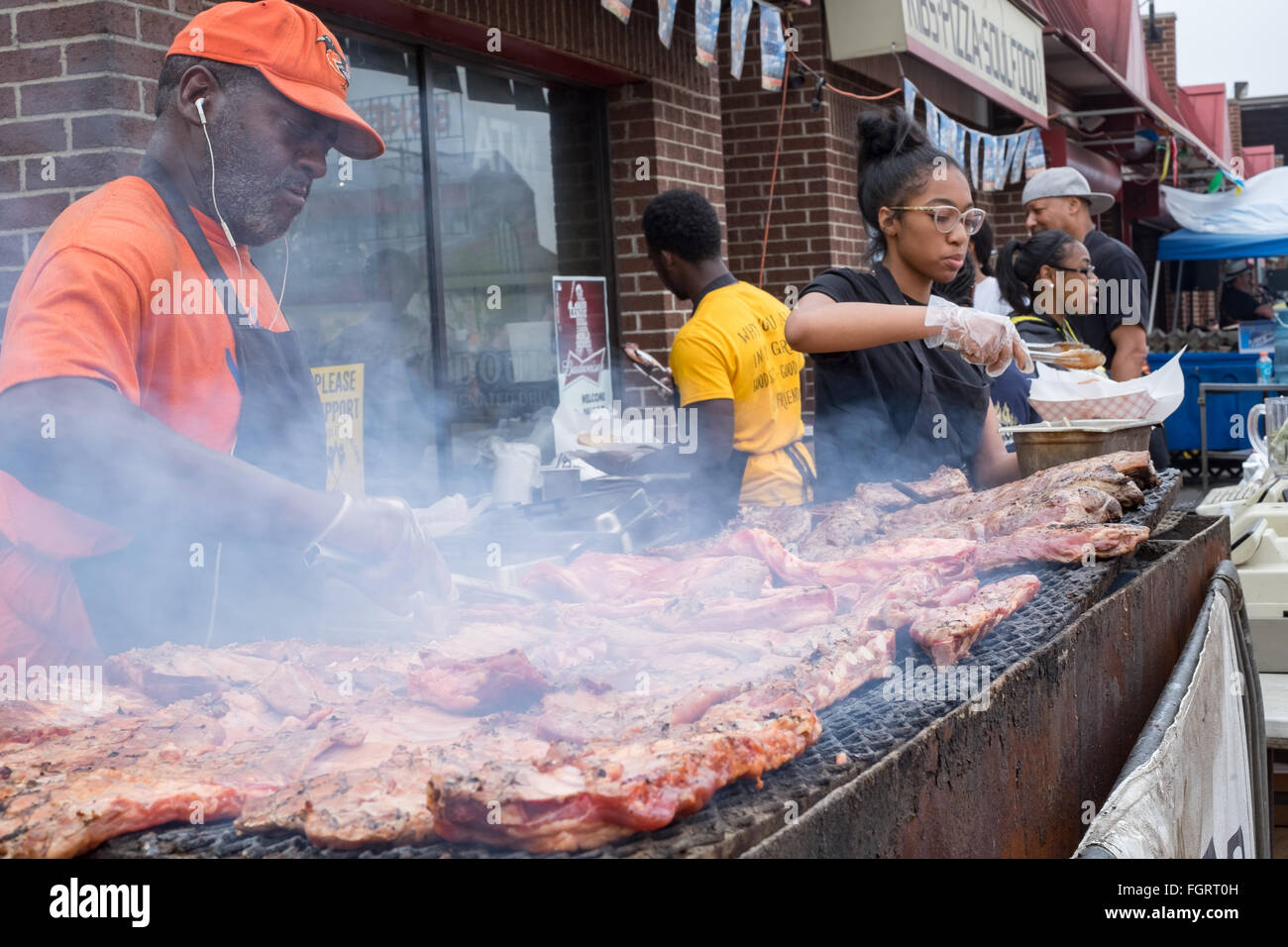 Uomo di carne alla brace a Detroit il Mercato Orientale Foto Stock