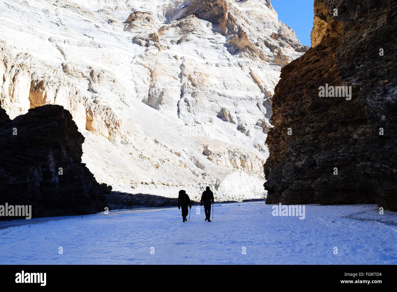 Trekking con zaino e polo trekking trekking su ghiaccio Foto Stock