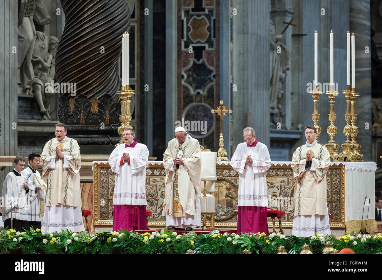 Città del Vaticano il Vaticano. Il 22 febbraio, 2016. Papa Francesco celebra una Messa per la festa della Cattedra di Pietro e l'Anno Santo della Misericordia della Curia Romana nella Basilica di San Pietro in Vaticano. Papa Francesco ha detto ai membri della Curia di tendere a loro greggi con generosità e misericordia e ha chiesto loro di diventare un 'modello' per tutti. Credito: Giuseppe Ciccia/Pacific Press/Alamy Live News Foto Stock