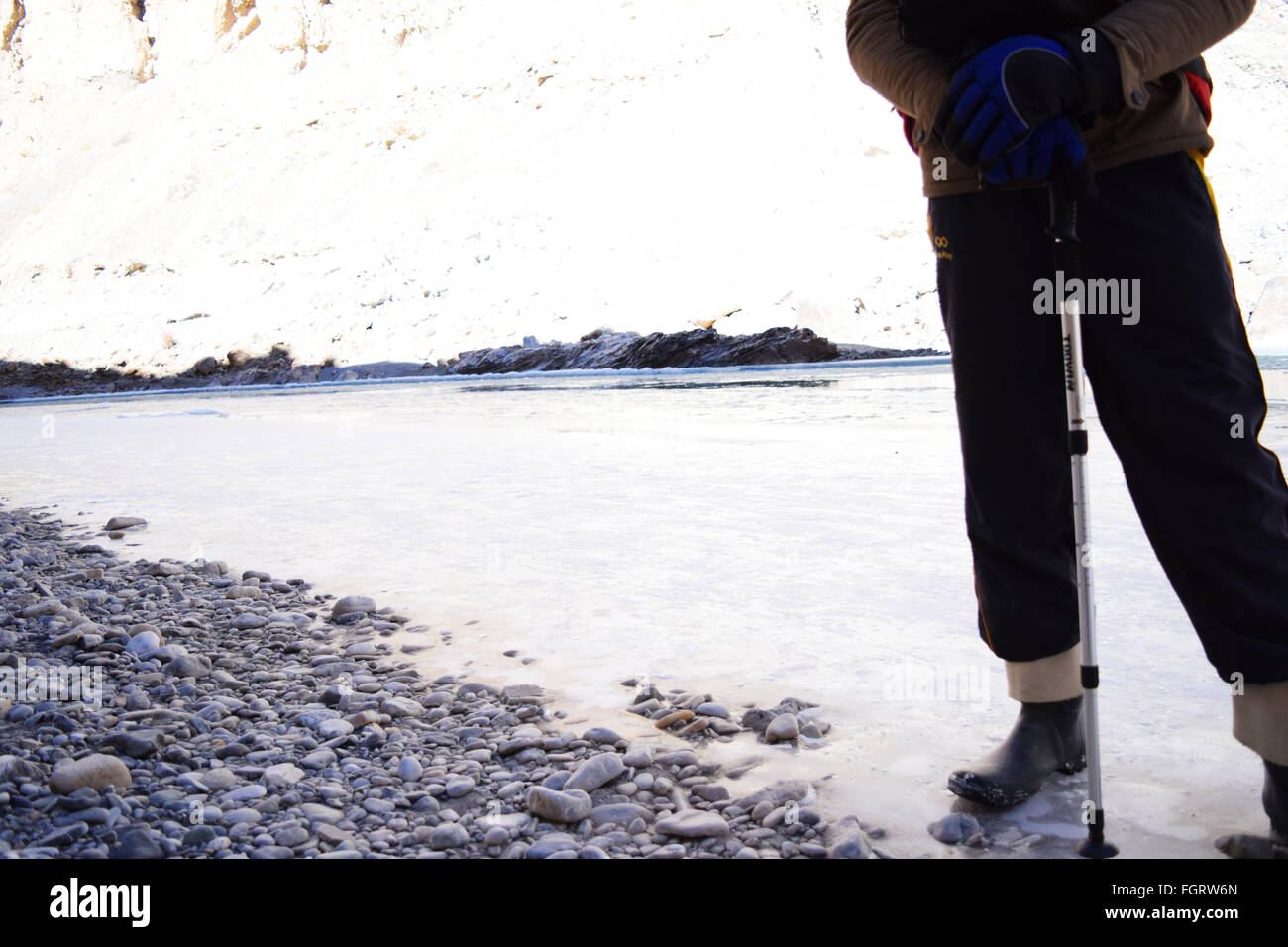 Trekker in posa per un clic sul fiume congelato Foto Stock