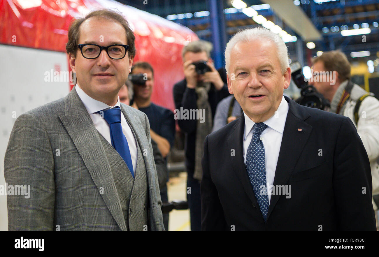 Berlino, Germania. Il 22 febbraio, 2016. Ruediger Grube (R), presidente del consiglio di amministrazione della Deutsche Bahn AG (DB) e Alexander Dobrindt (CSU), tedesco il ministro dei Trasporti e delle infrastrutture digitali pongono a un workshop di DB a Berlino, Germania, 22 febbraio 2016. La Deutsche Bahn piani per dotare il loro intero treno merci flotta con tecnologia di riduzione del rumore. Foto: Bernd von Jutrczenka/dpa/Alamy Live News Foto Stock