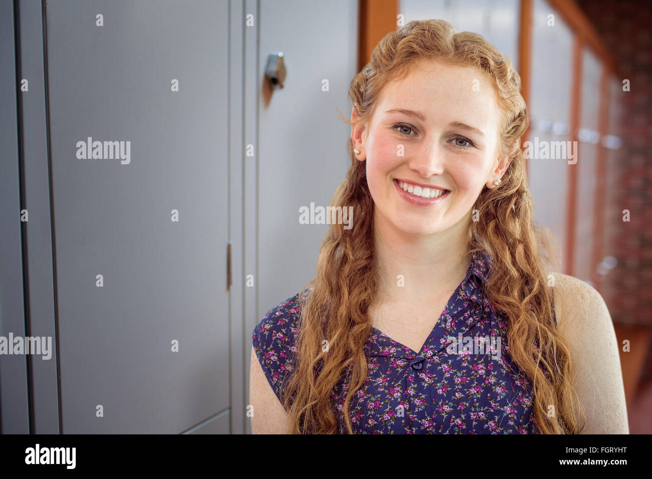 Immagine composita del ritratto di bella studente di college sorridente Foto Stock