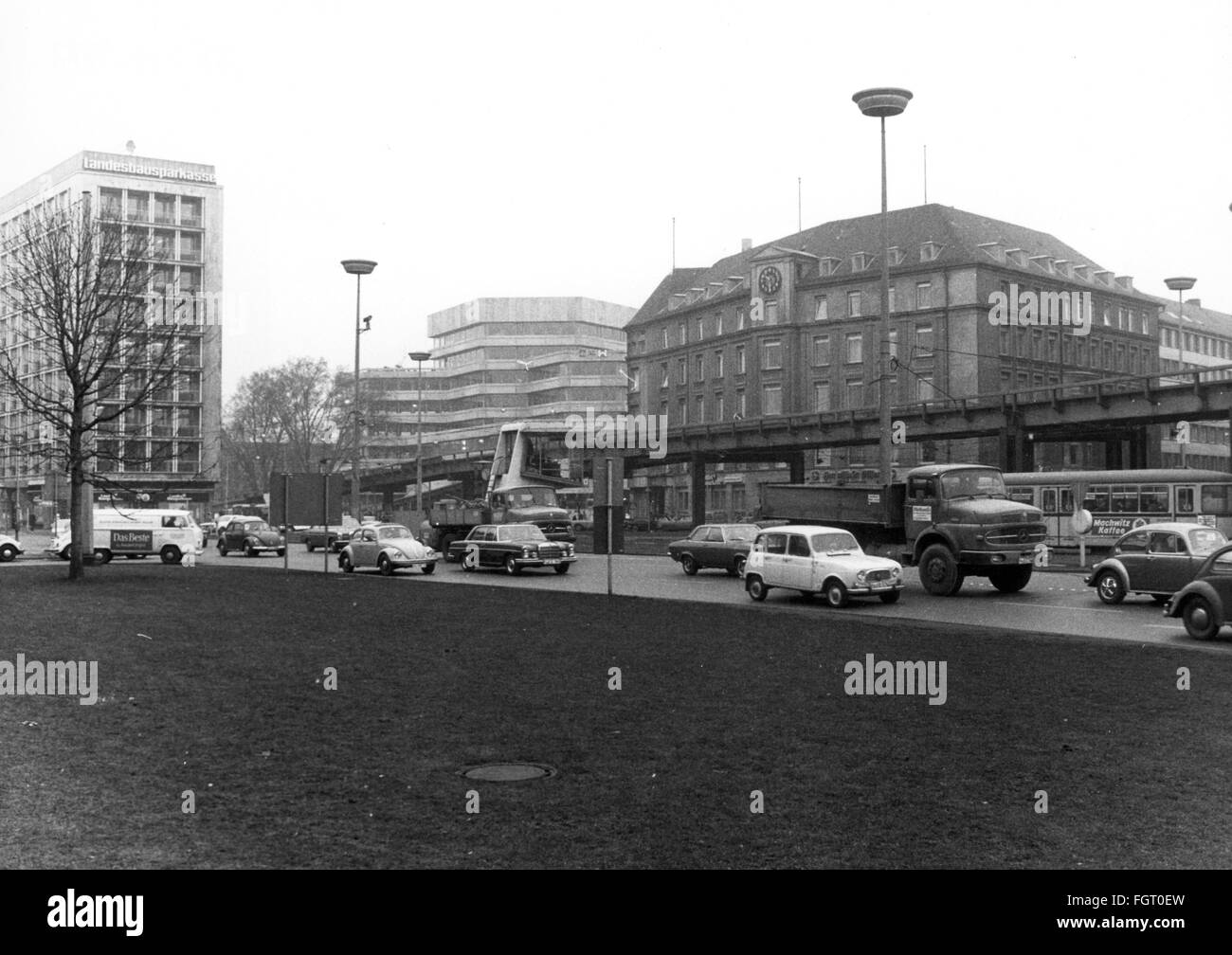 Geografia / viaggio, Germania, Hannover, piazze, Aegidientorplatz con autostrada sopraelevata, vista, 1972, edificio, edifici, piazze, piazza, strada, strade, trasporto, trasporto, traffico stradale, auto, auto, Volkswagen, VW Beetle, VW bus, VW Transporter, VW Transporter, Mercedes-Benz, Mercedes Benz, Renault 4, camion, camion, camion, tram, tram, tram, tram, tram, tram, tram, tram, tram, tram, tram, tram, tram, tram, tram, tram, tram, tram, tram, tram, tram, tram, tram, tram, tram, tram, tram Germania occidentale, Germania occidentale, Germania, Europa centrale, anni settanta, anni settanta, XX secolo, nessuna gente, vista, viste, storico, storico, diritti aggiuntivi-clearences-non disponibile Foto Stock