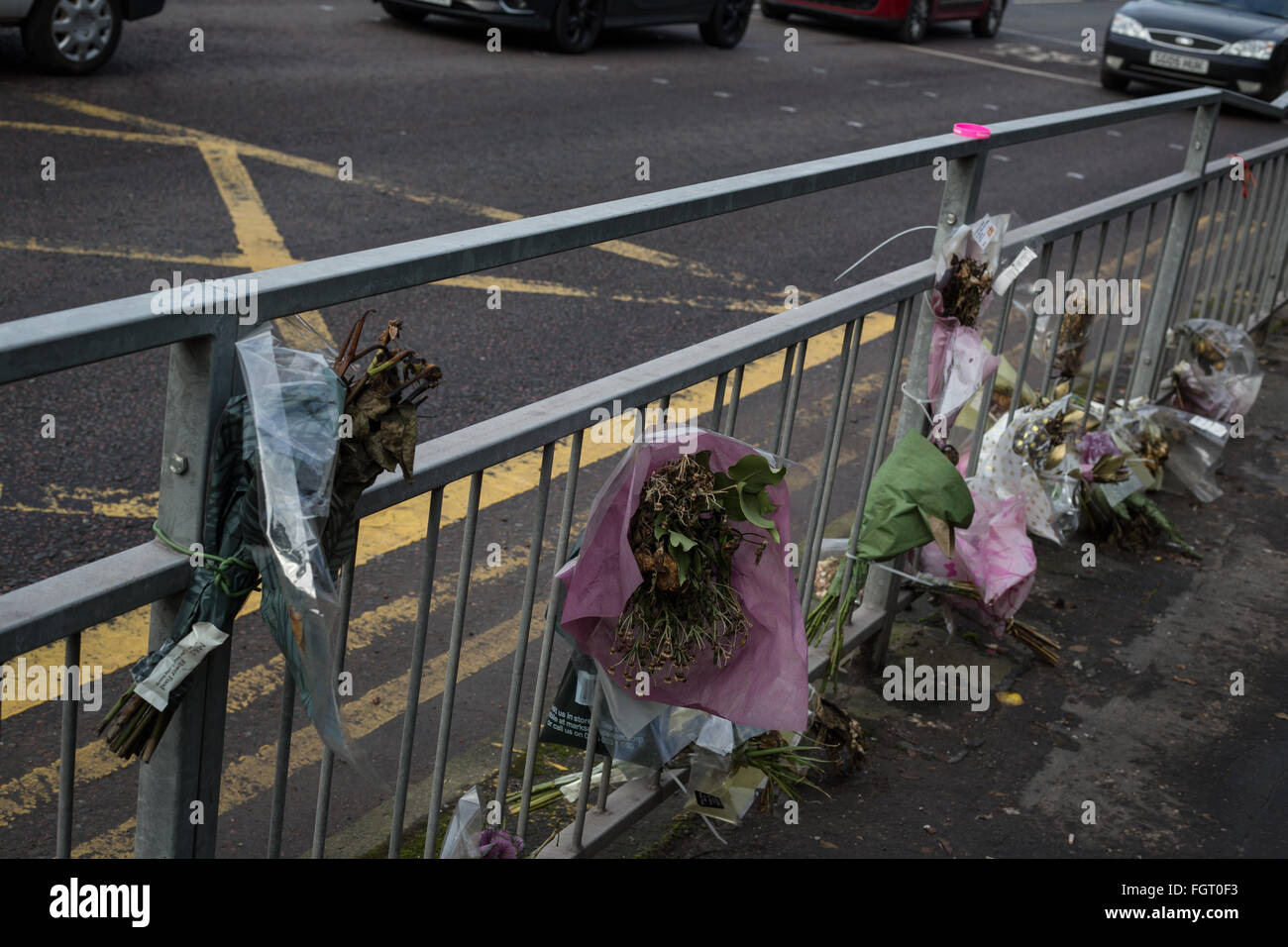 Fiori come un memoriale per le vittime di un incidente stradale, a Glasgow in Scozia. Foto Stock
