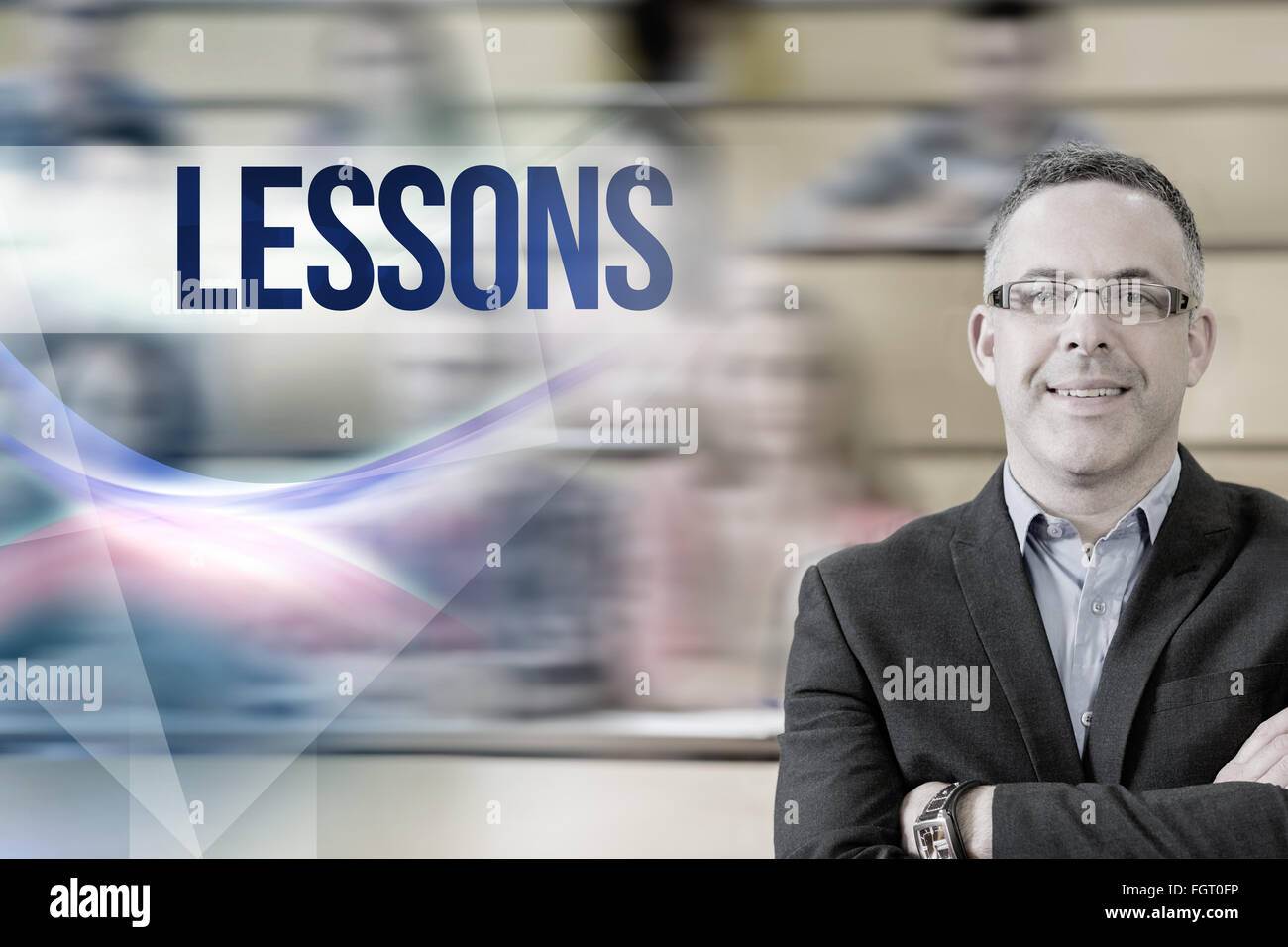 Lezioni contro elegante insegnante con gli studenti seduti in aula magna Foto Stock